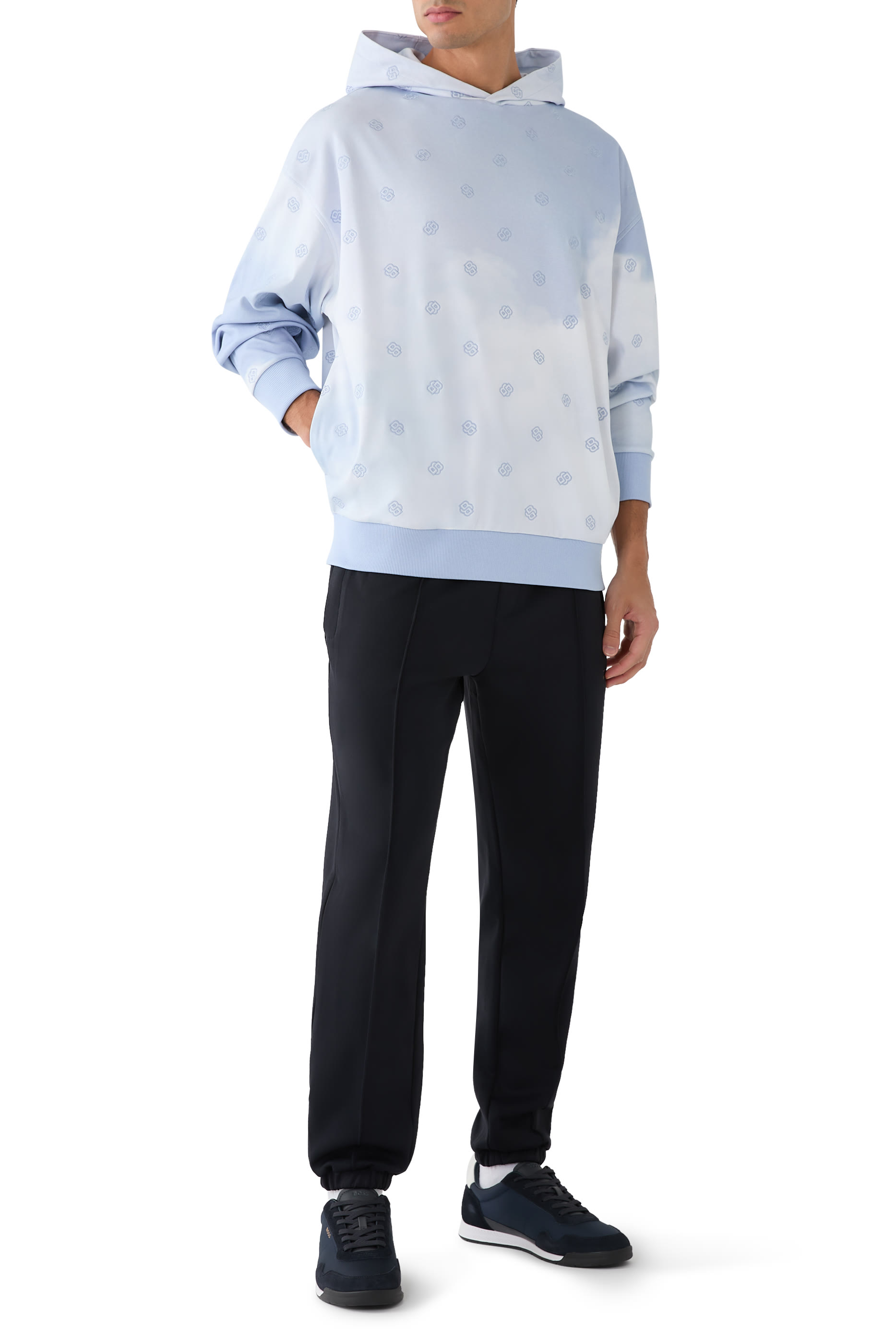 سنيكرز من خامات مختلفة برباط إغلاق