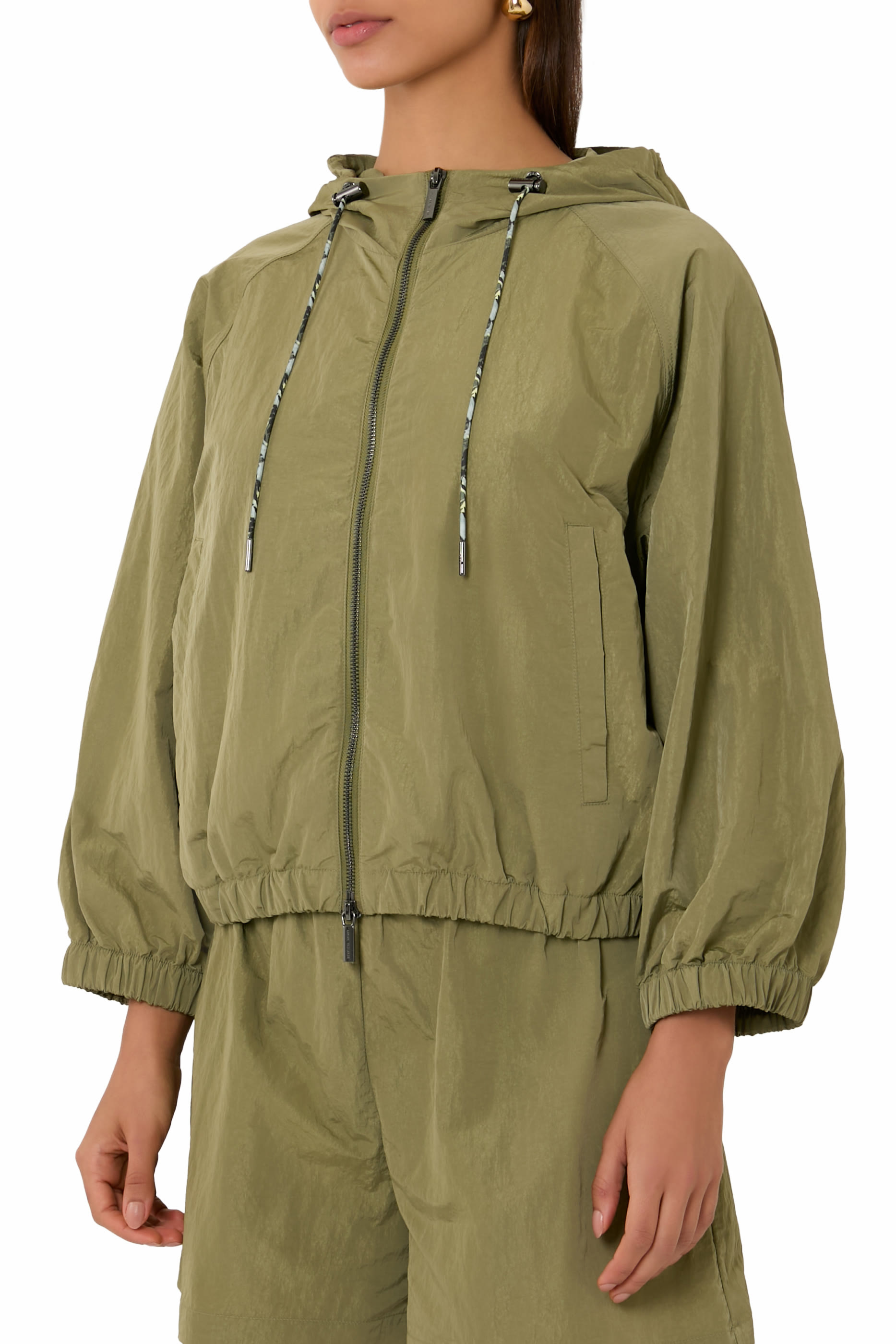 جاكيت لامع مقاوم للرياح