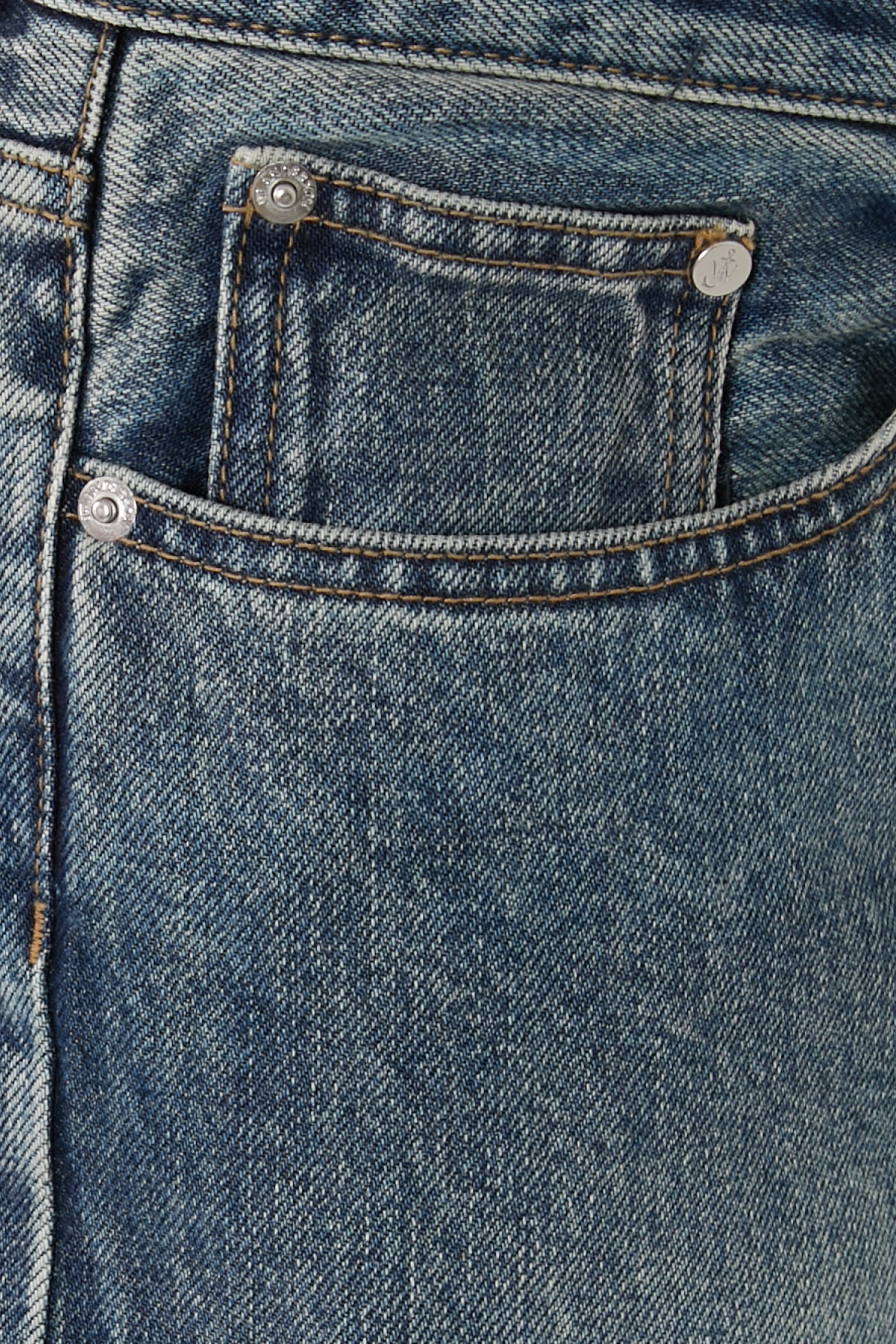 بنطال جينز بقصة ساق مستقيمة