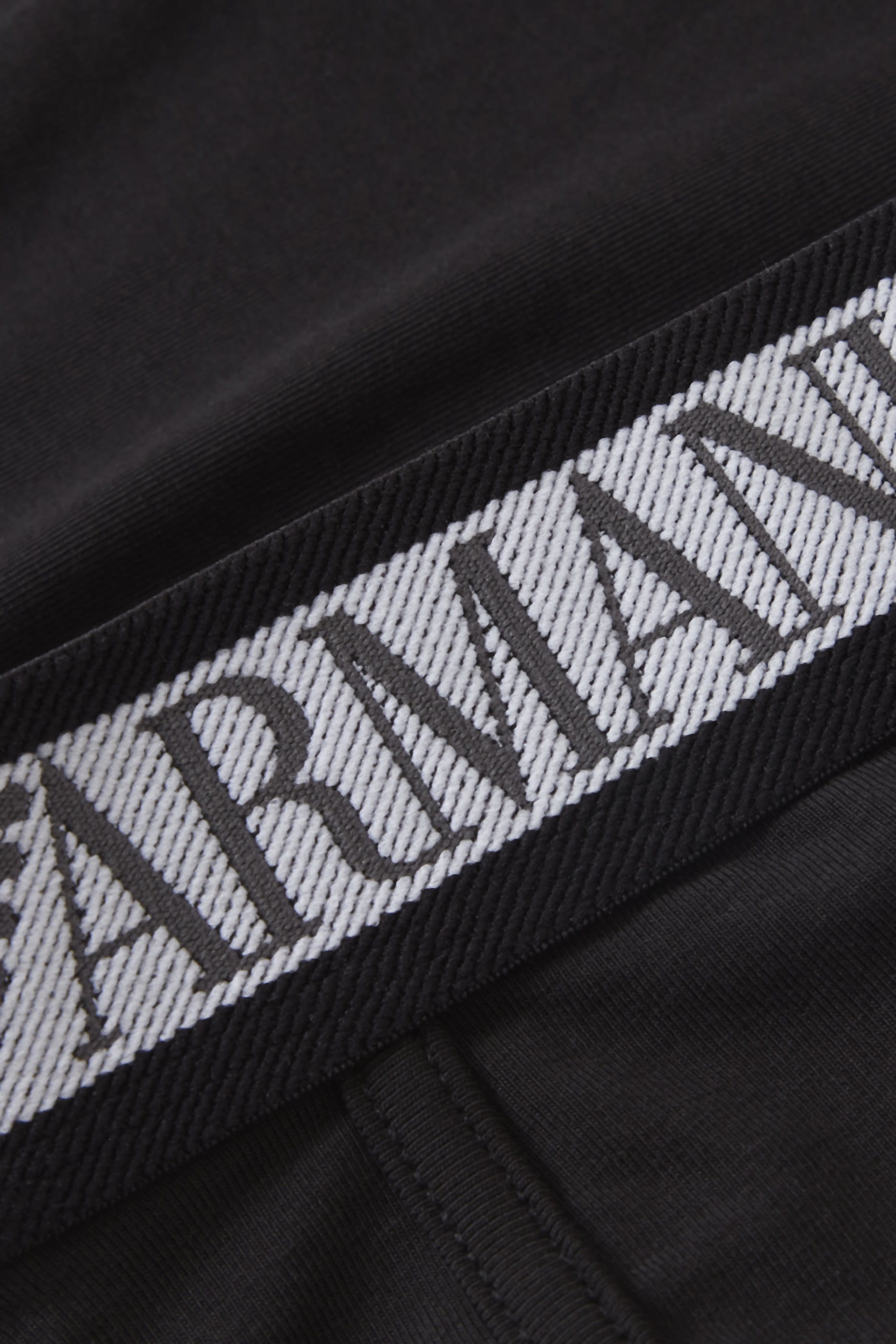 سروال داخلي بشعار الماركة