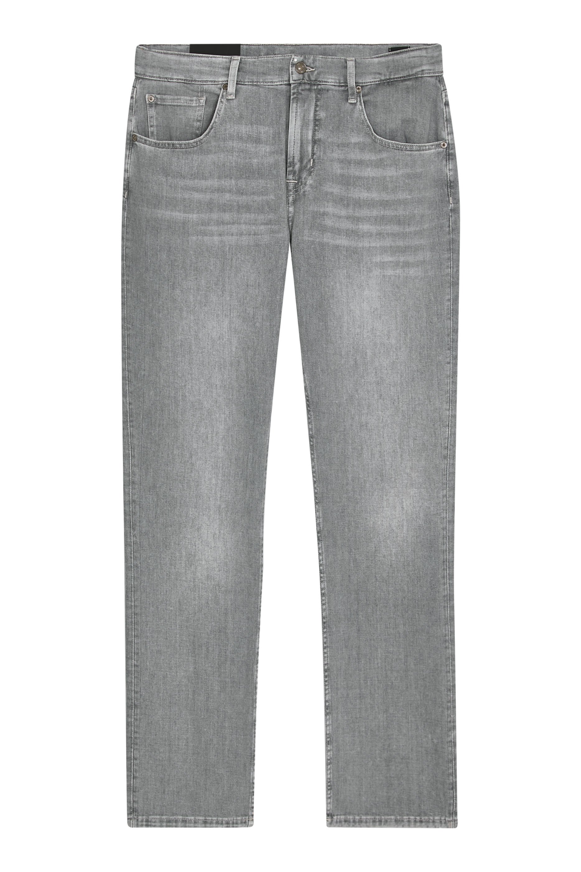 بنطال جينز بقصة ضيقة وشعار الماركة