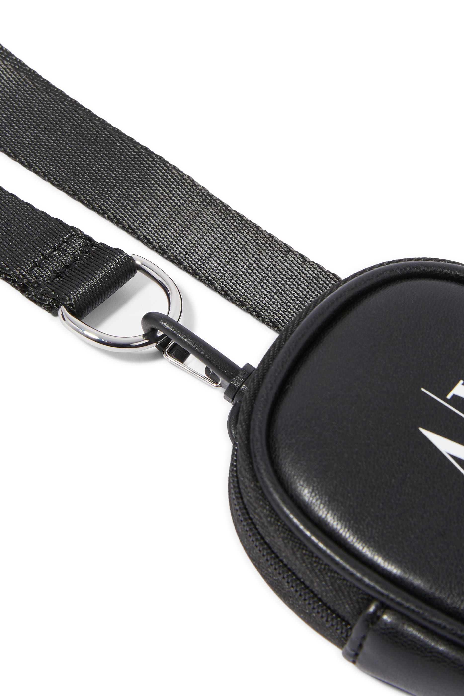 حافظة إيربودز بشعار الماركة جلد صناعي