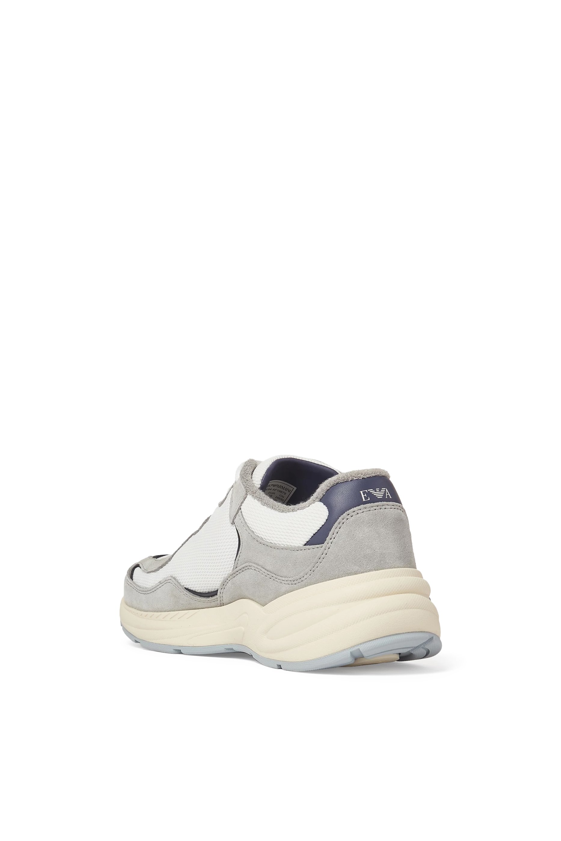 سنيكرز مزين بحلية شعار الماركة قماش شبكي