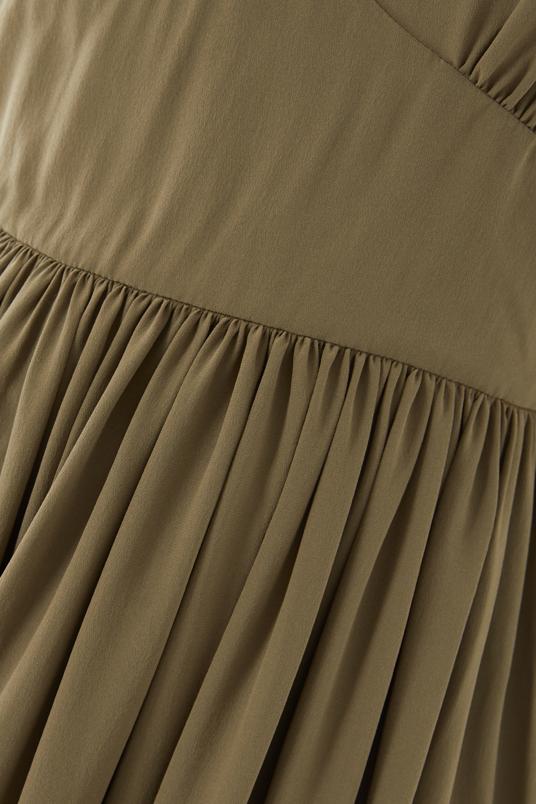 فستان بنمط كاميسول بظهر مفتوح