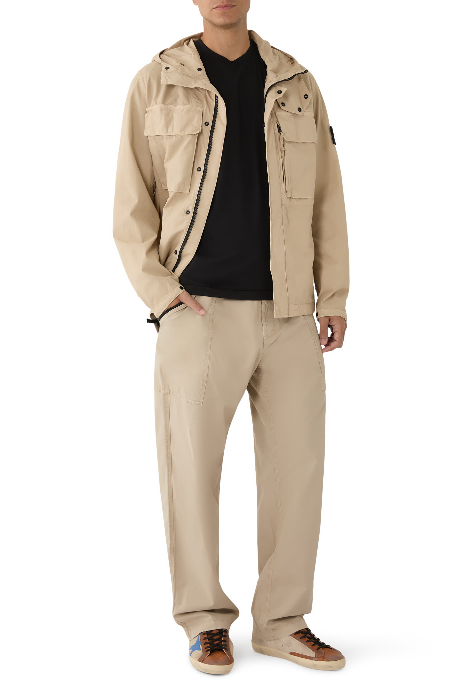 تيشيرت بقصة ضيقة ورقعة شعار الماركة