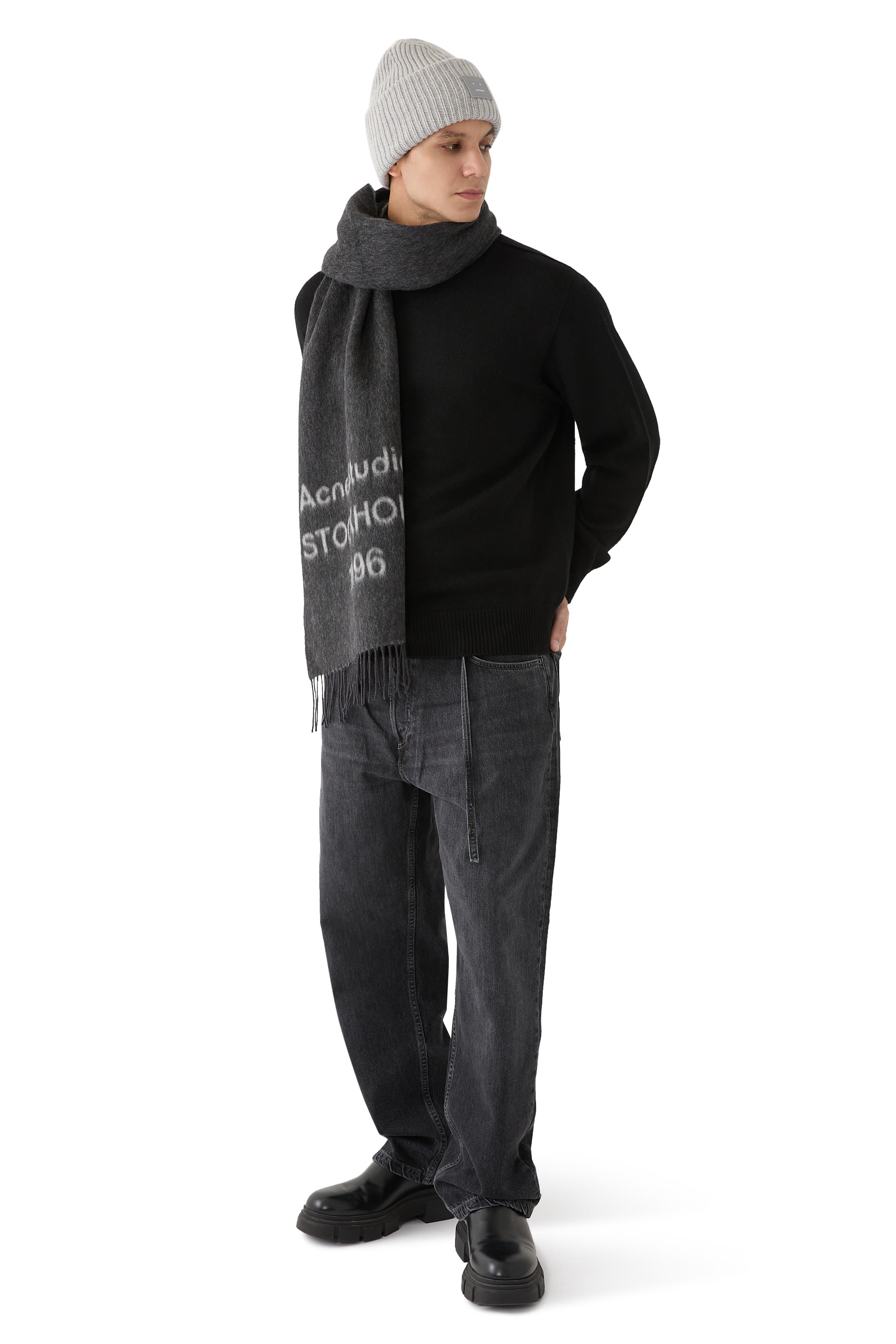 قبعة بيني برقعة كبيرة مطرزة بشعار وجه