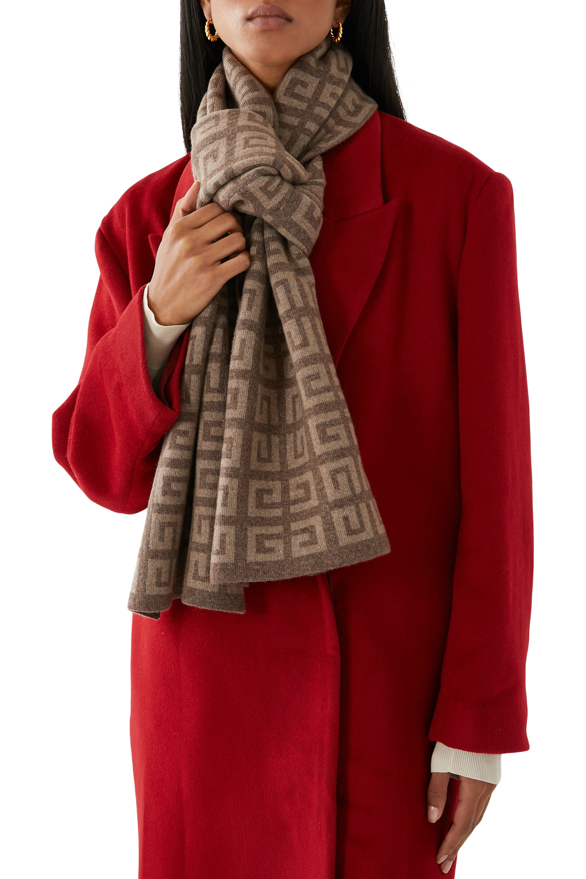 وشاح صوف مطرز بشعار الماركة