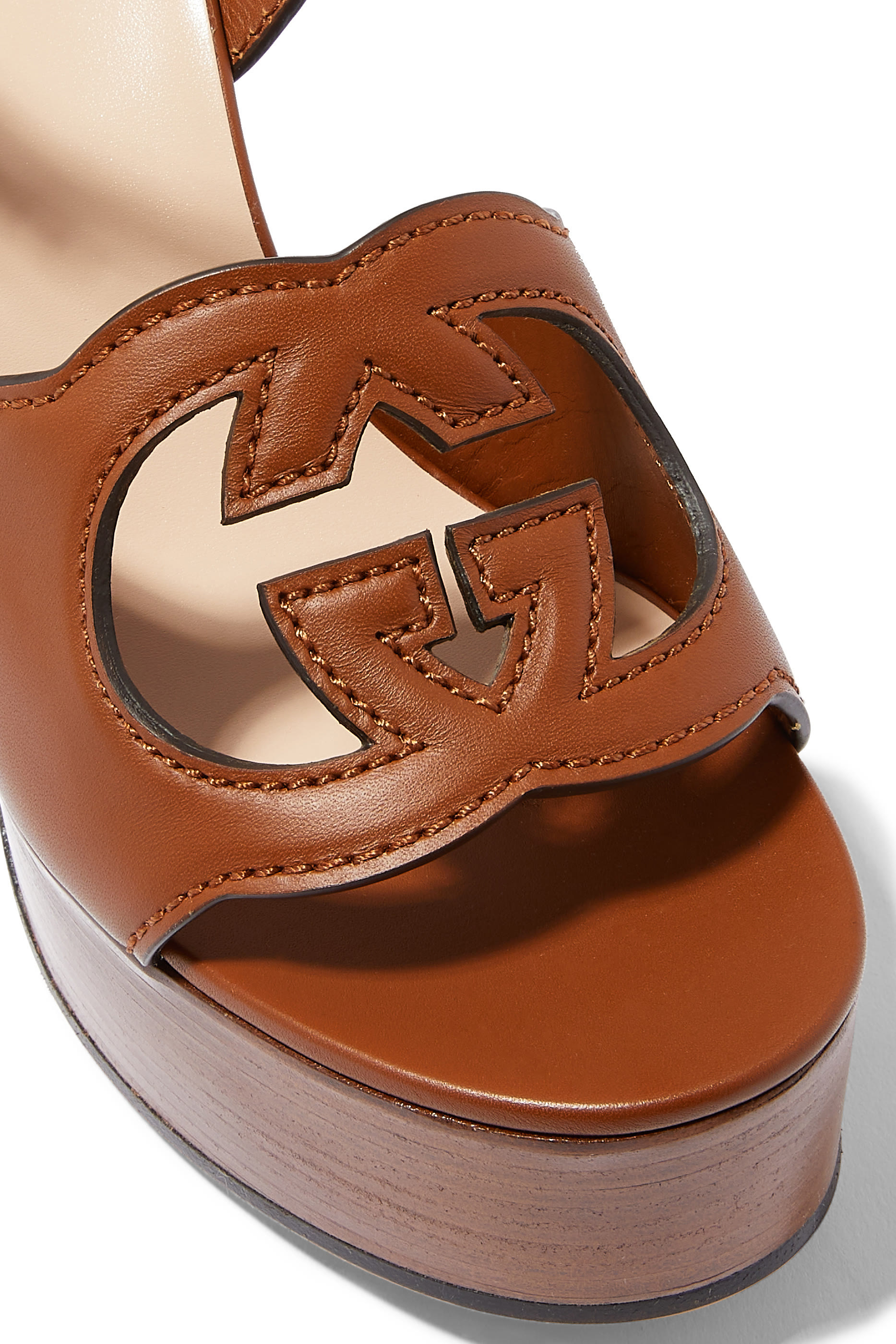 صندل 120 بنعل سميك بنقشة حروف شعار الماركة بتصميم متداخل