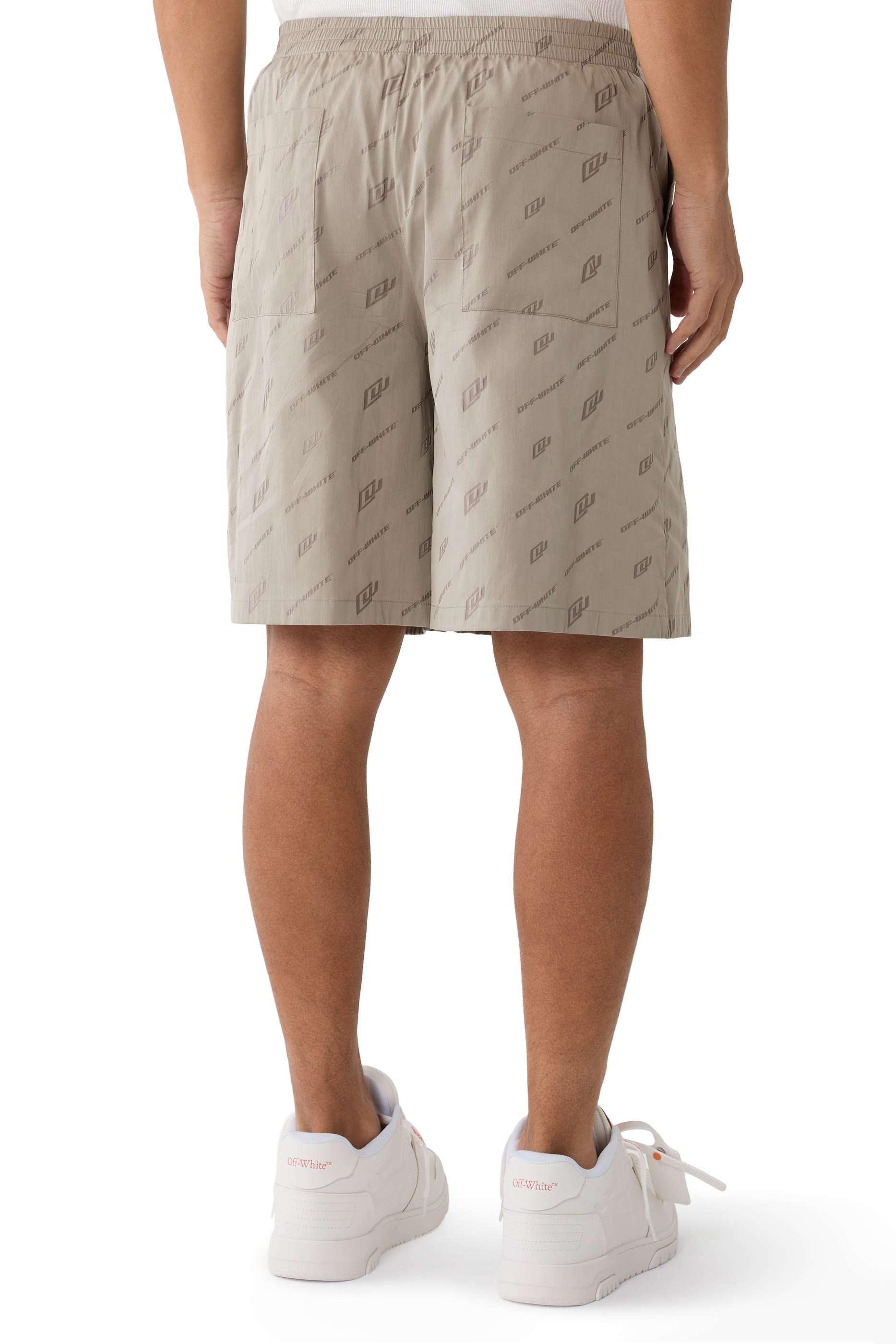 شورت بطبعة شعار الماركة