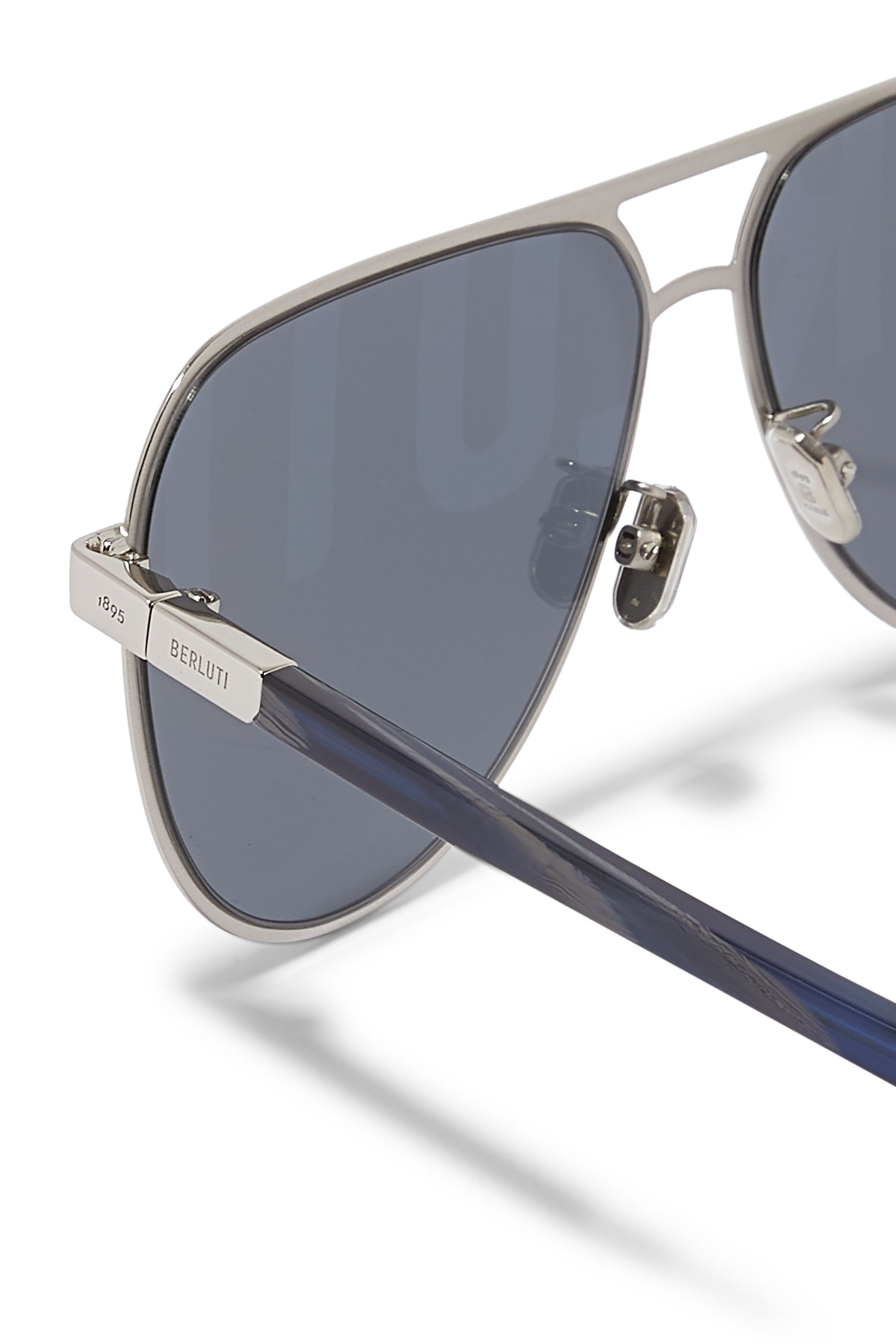 نظارة شمسية بعدسات لامعة