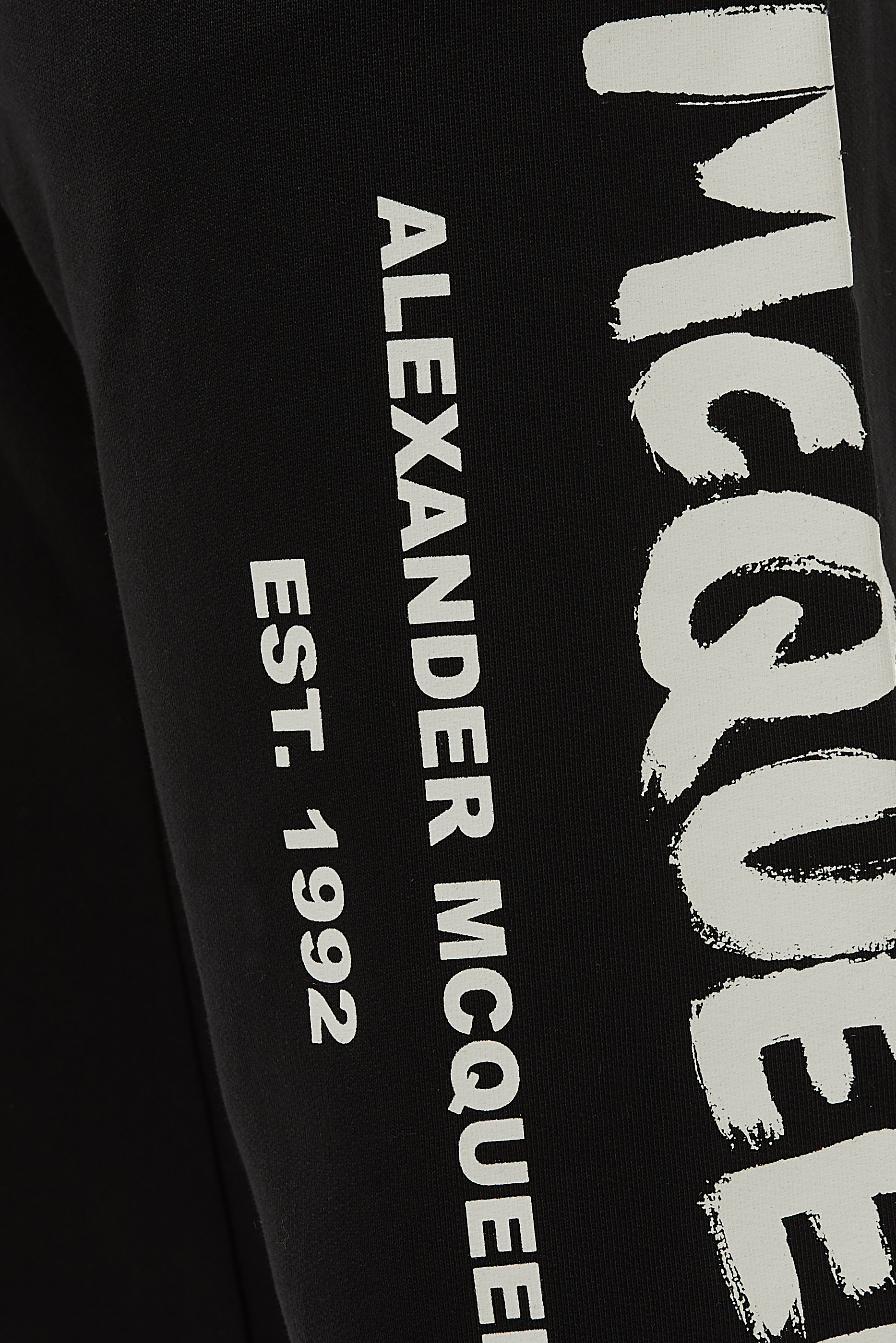 بنطال رياضي بطبعة بتصميم غرافيتي