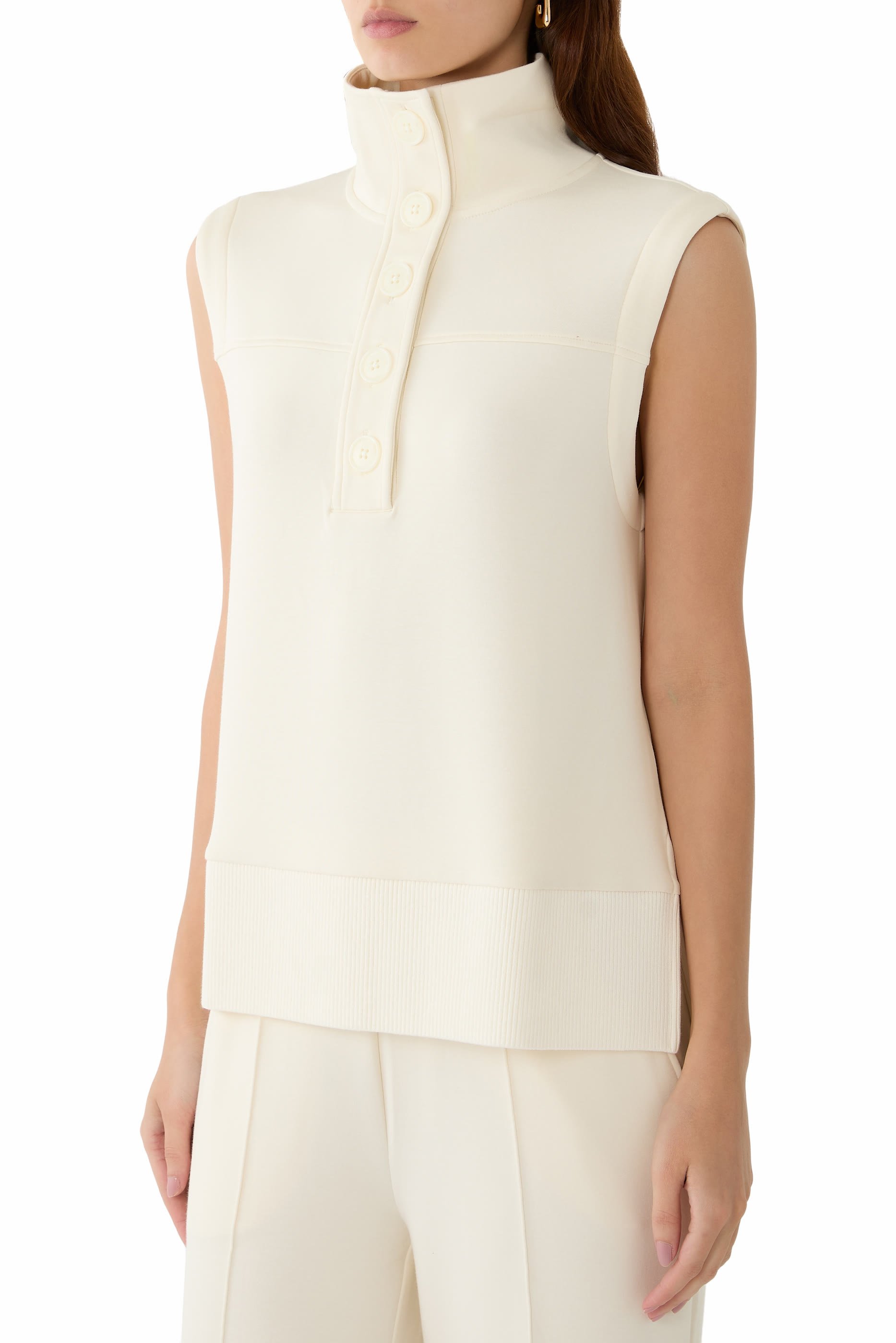 بلوزة كونال بأزرار بلا أكمام