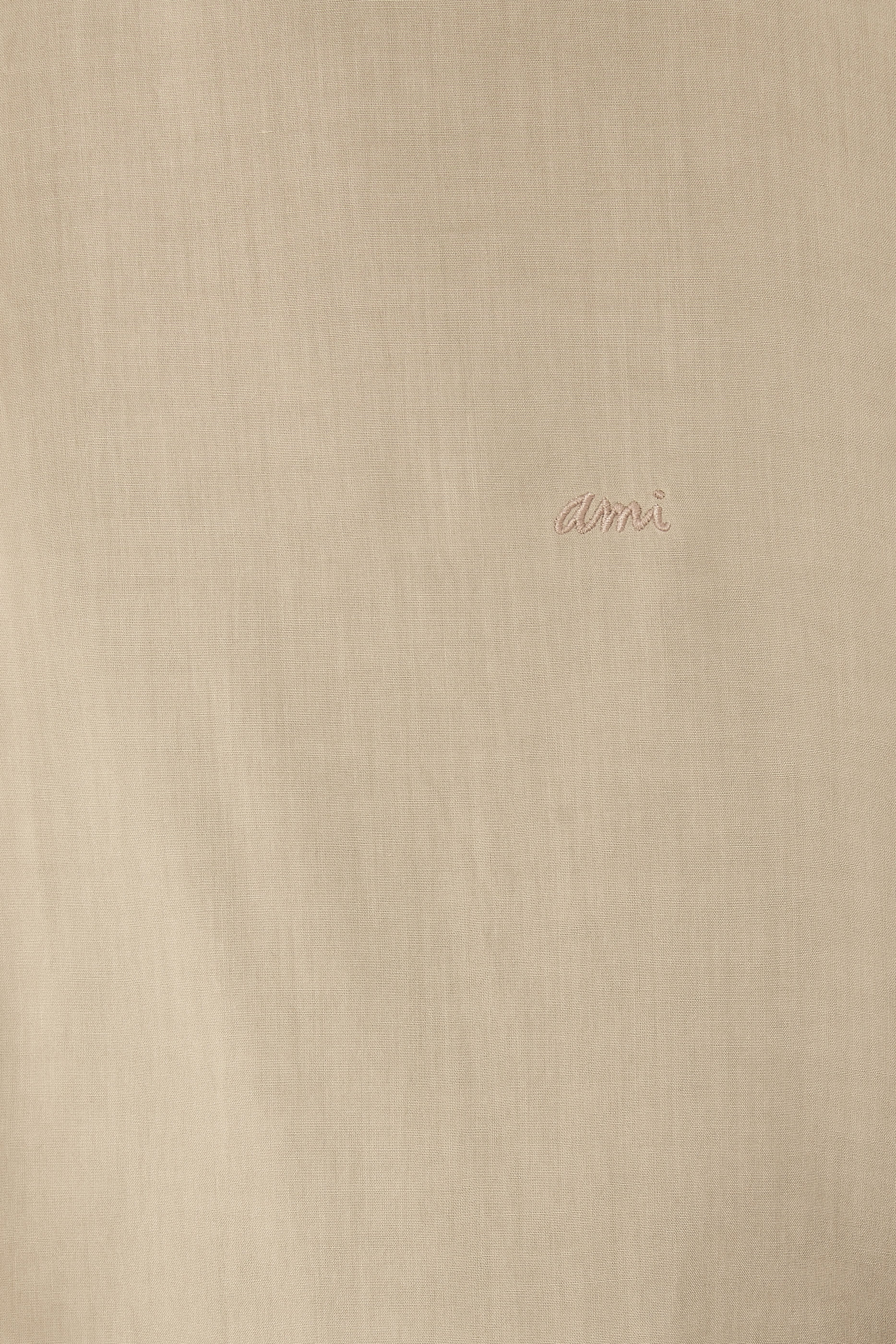 قميص بياقة مطوية وشعار الماركة