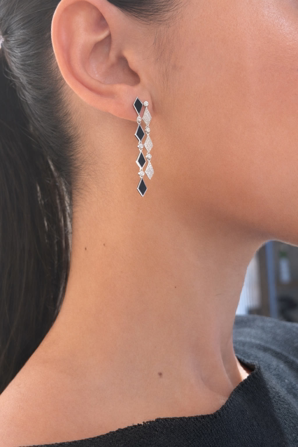 أقراط موزاييك متدلية مزينة بالماس والمينا، ذهب أبيض عيار 18