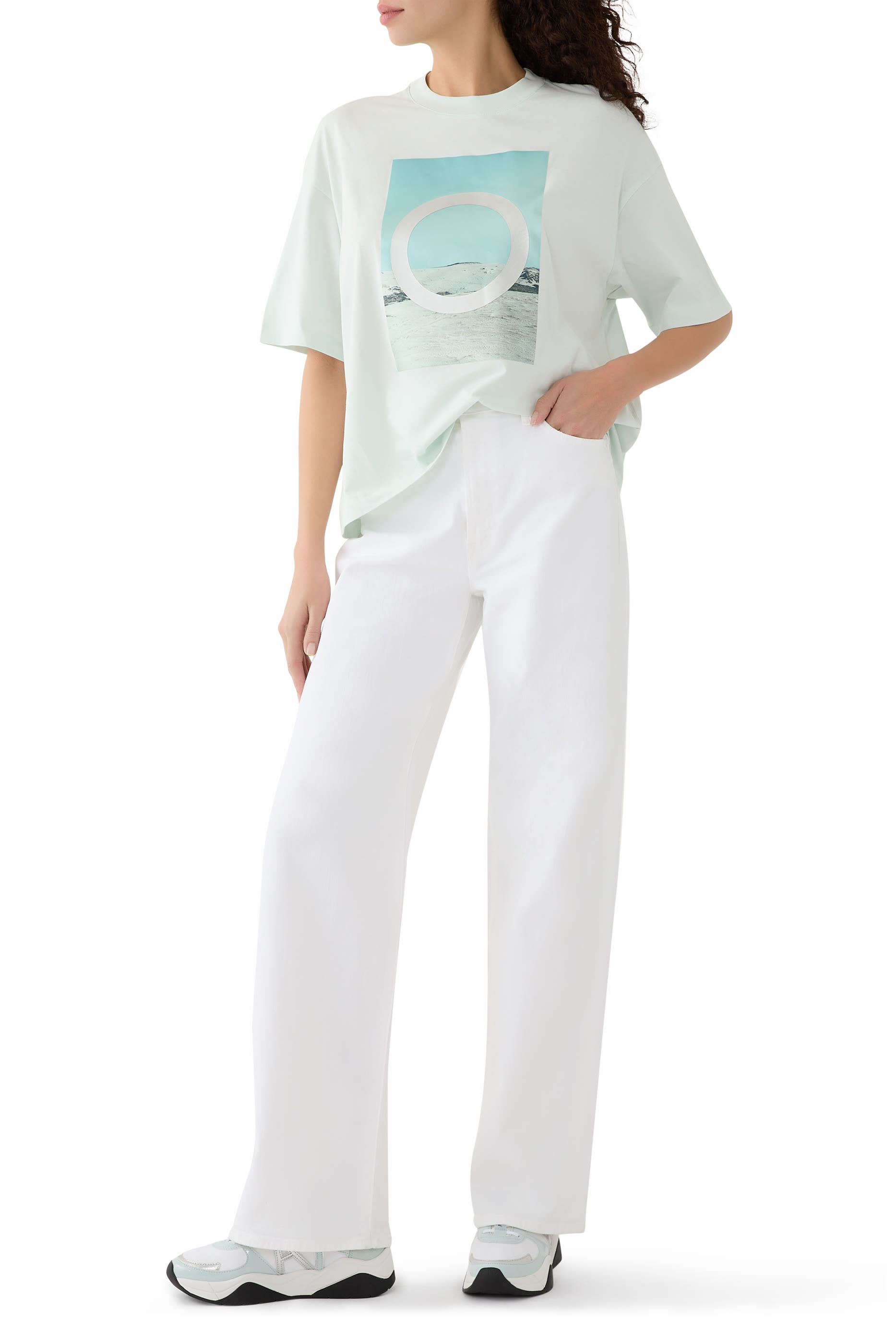 تيشيرت  بطبعة شعار الماركة لامع