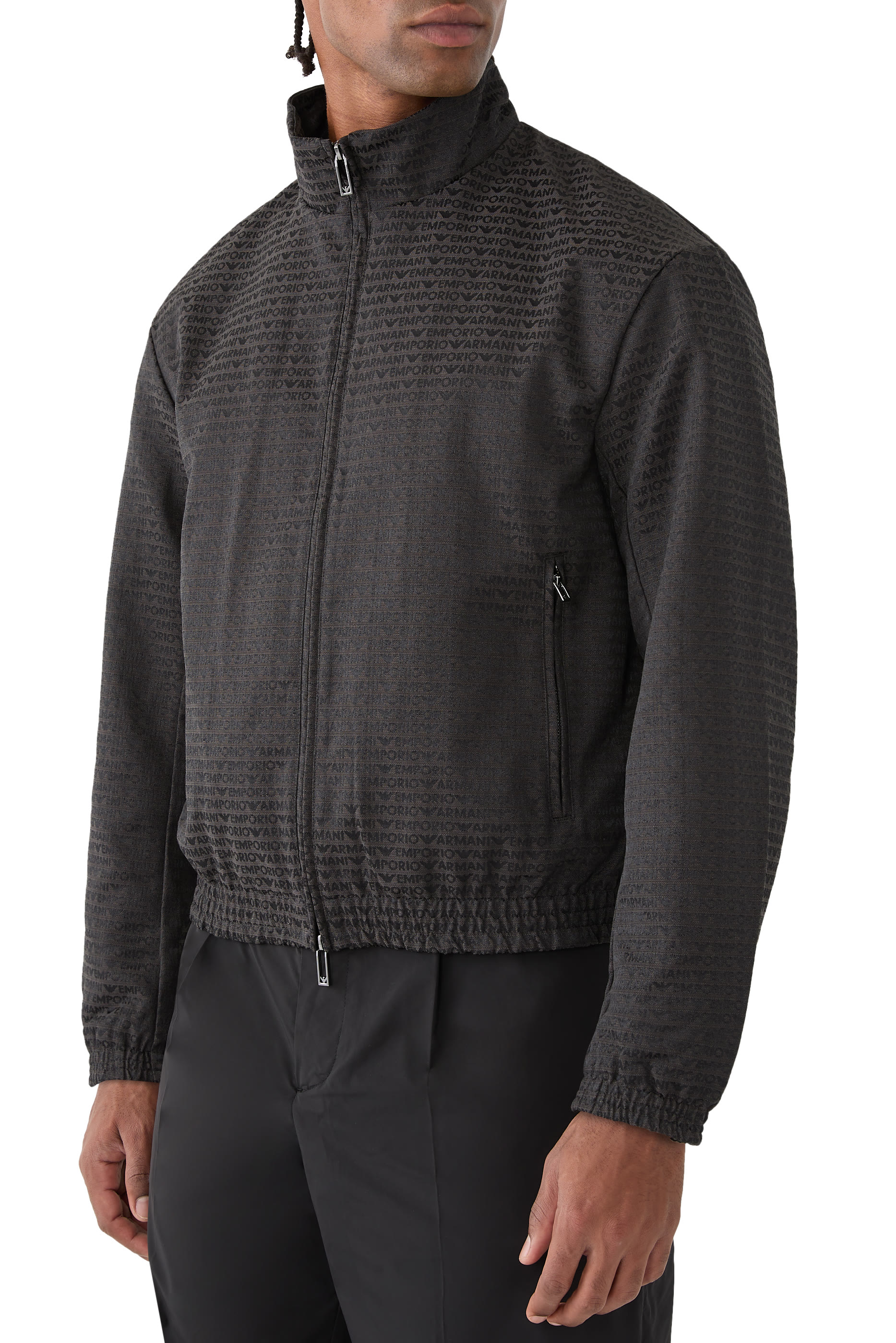 جاكيت مزين كليا بشعار الماركة جاكار