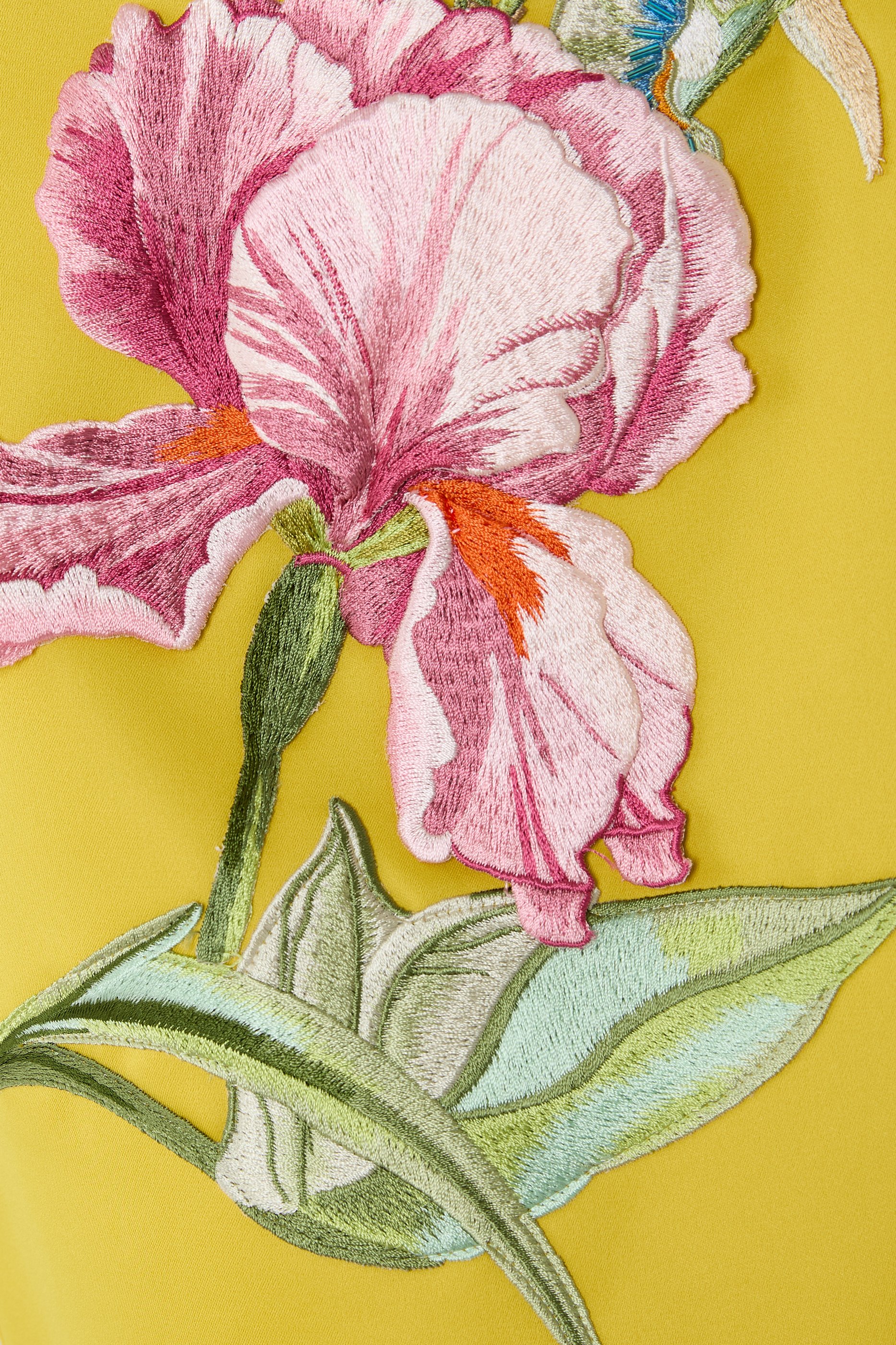  فستان رايانا طويل بصدرية مزينة بتفاصيل زهور