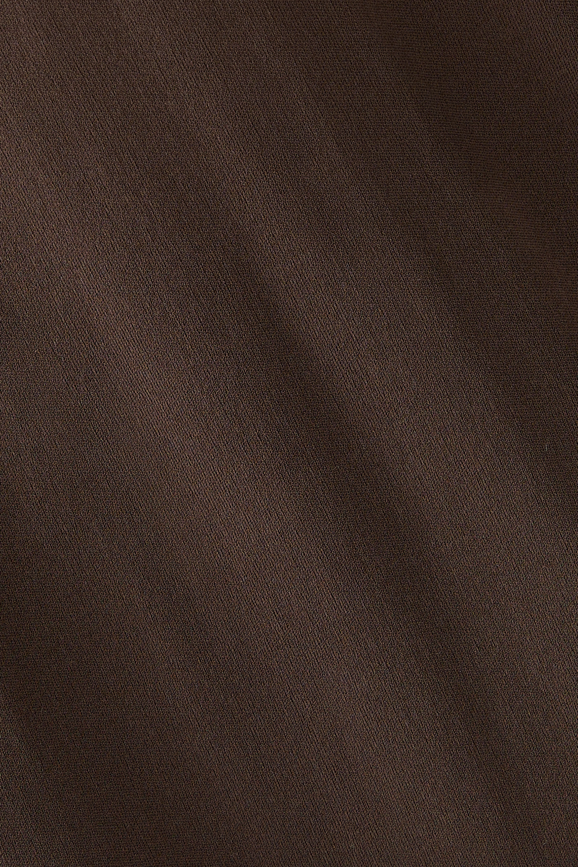 بلوزة بلا أكمام وبياقة واسعة حرير جيرسيه مطاطي