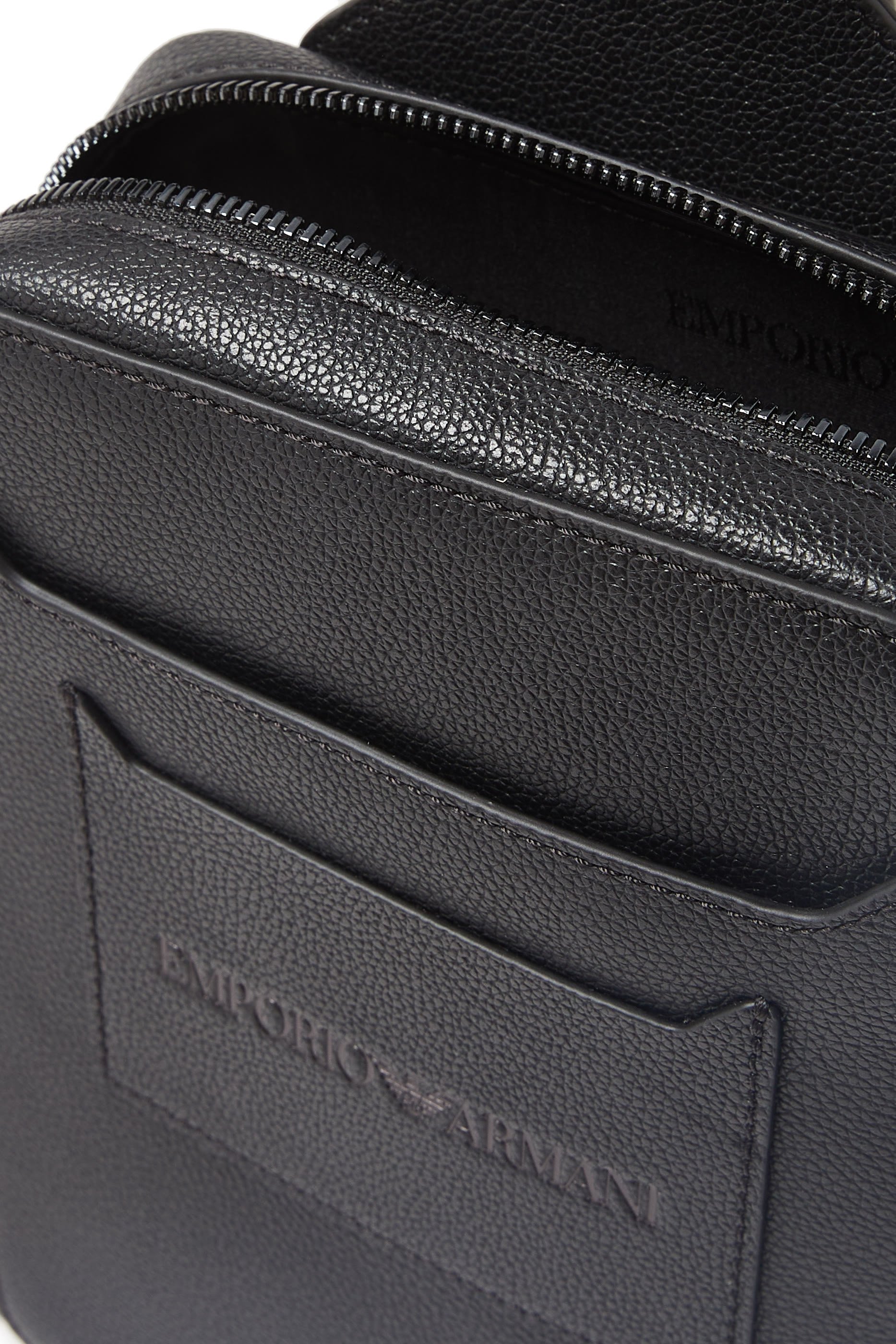 حقيبة كروس بودي صغيرة بشعار الماركة