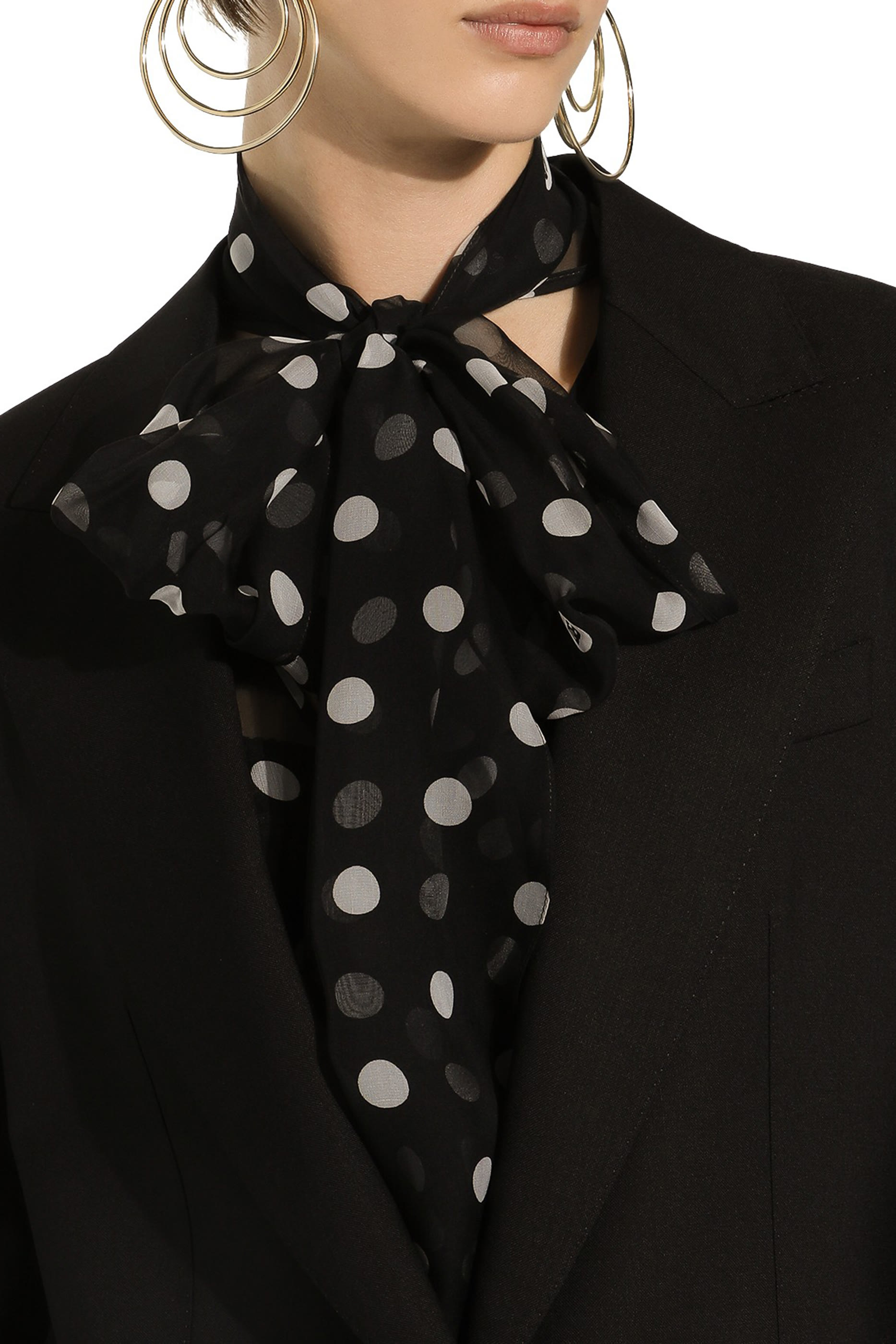 أقراط بحلقات متعددة وشعار الماركة