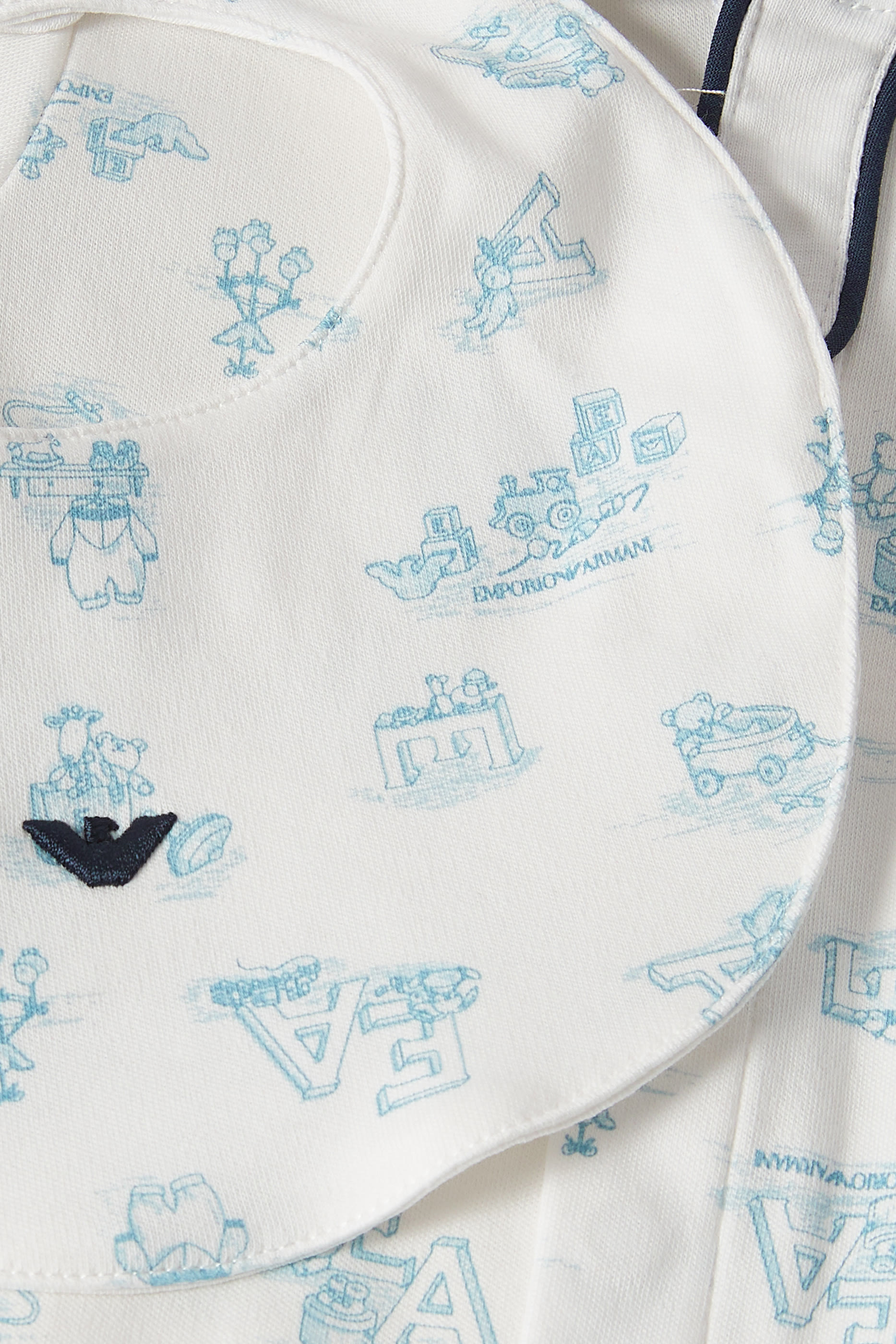 طقم جمبسوت بطبعات ومريلة للأطفال