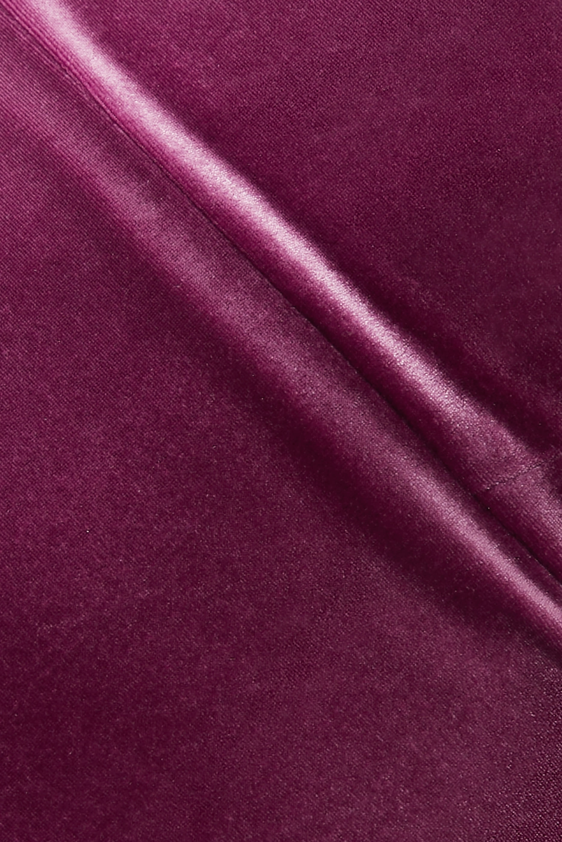 فستان بأكتاف مكشوفة وياقة على شكل حرف V بخصر ضيق قماش مخملي