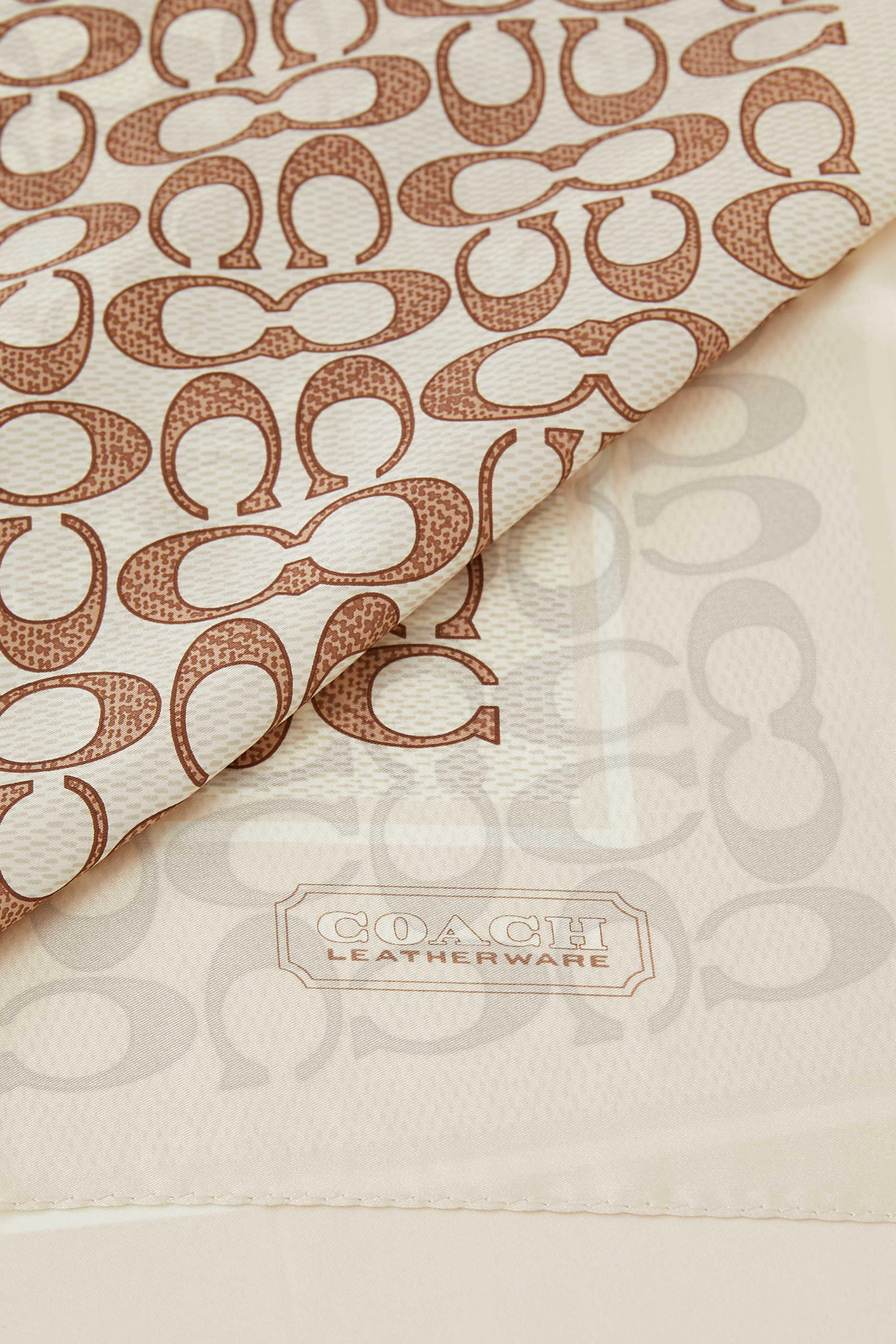 وشاح مربع كلاسيكي بطبعة شعار الماركة حرير