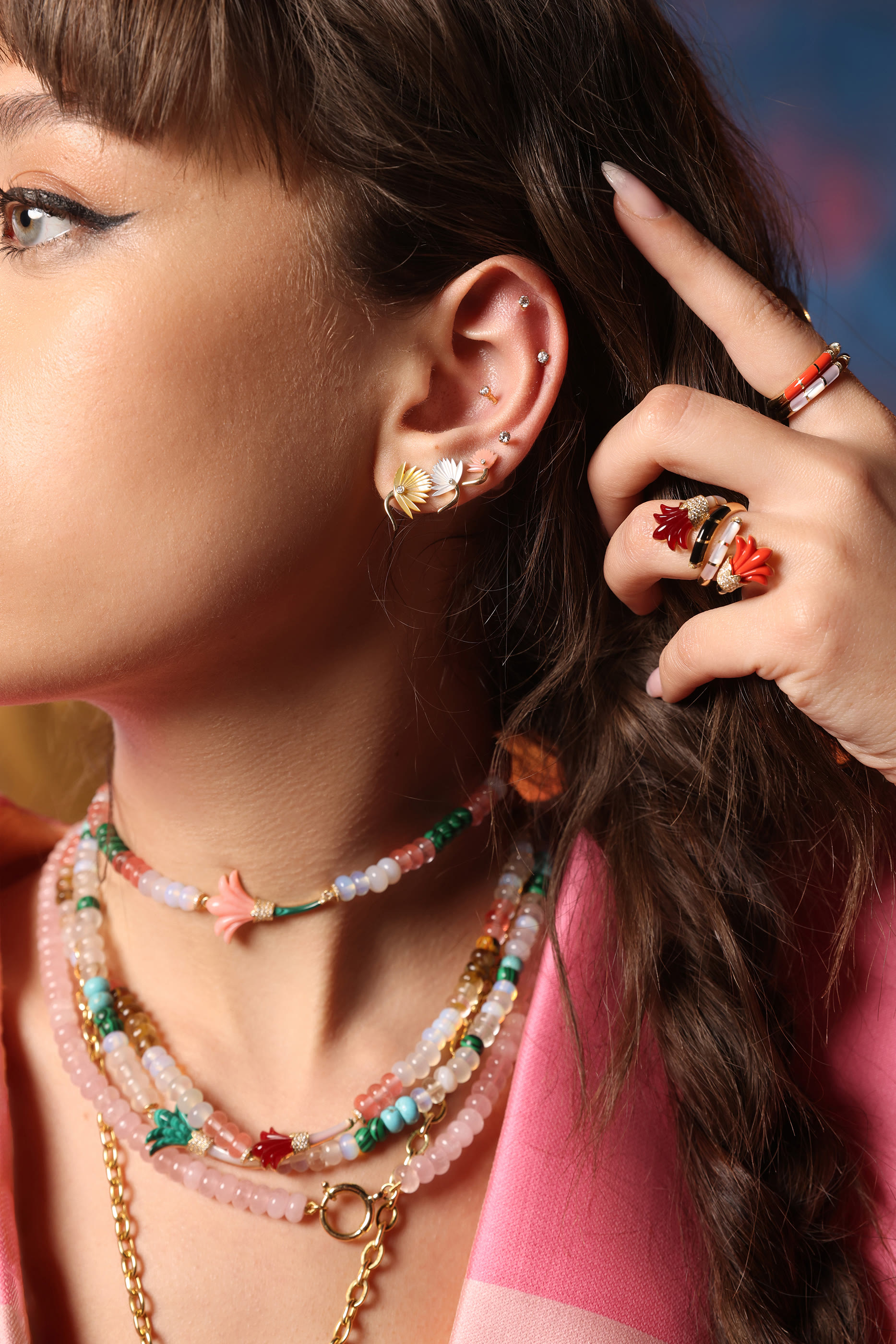 أقراط بتصميم زهرة مقاس 2، مرصعة بالماس وعرق لؤلؤ ذهب أصفر عيار 18