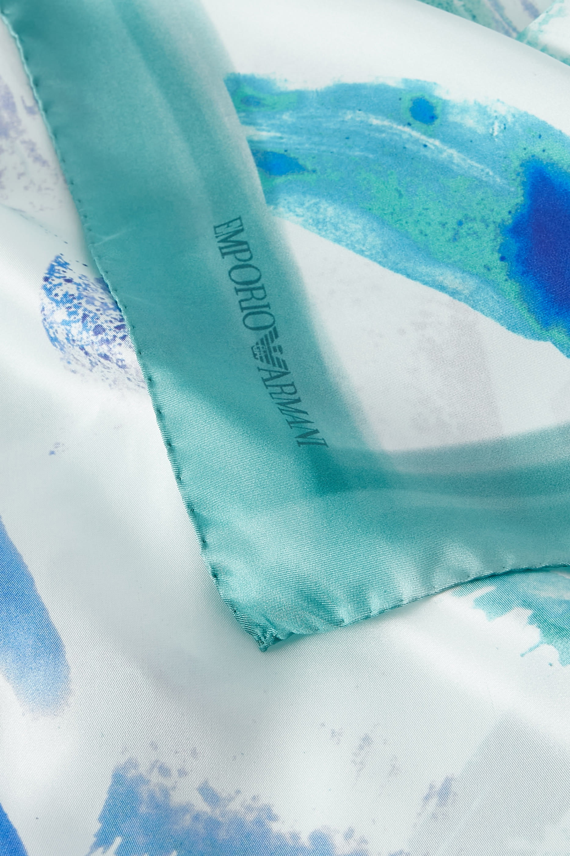 وشاح فولار بنقشة وشعار الماركة