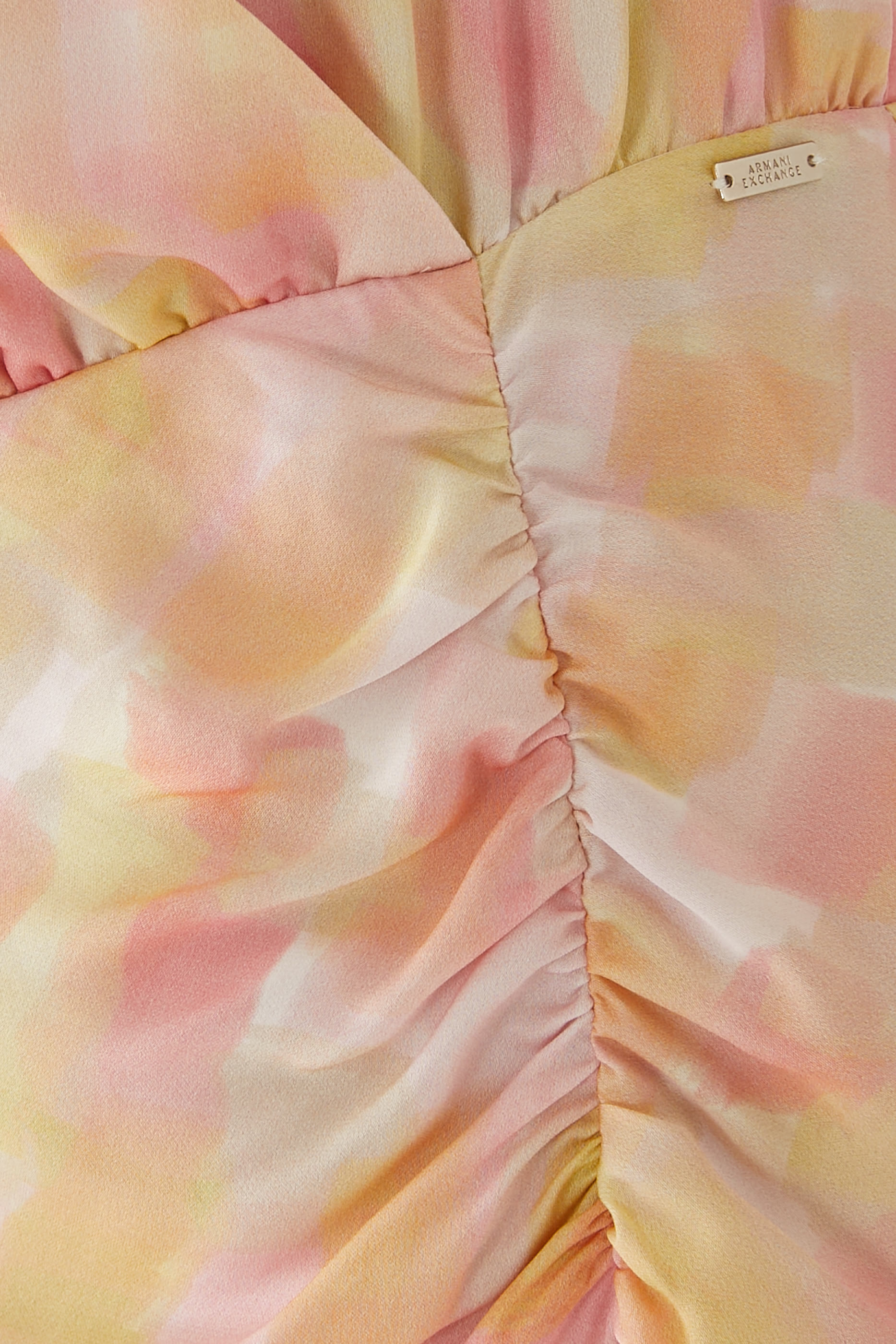 فستان طويل بياقة على شكل حرف V