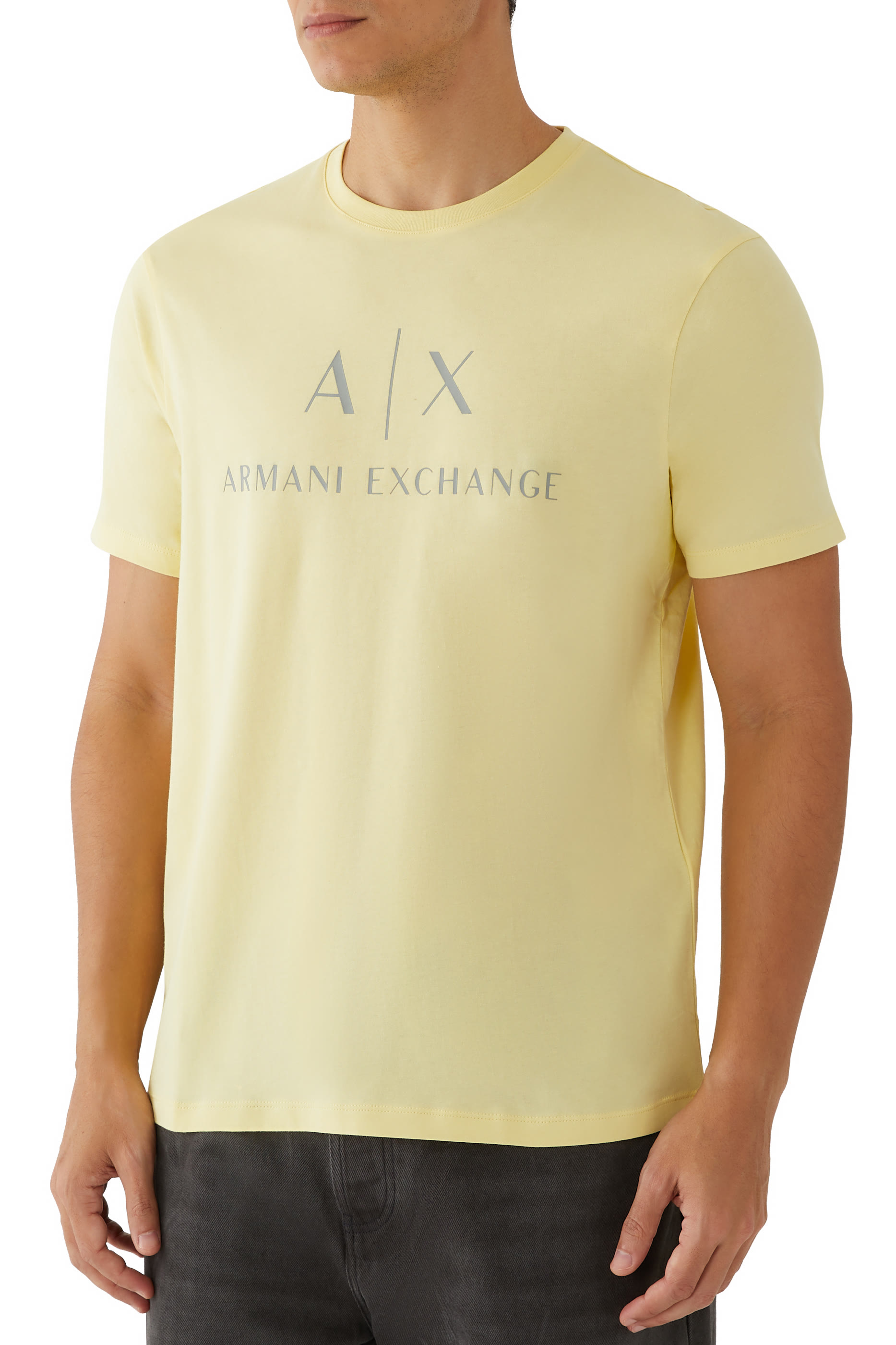 تيشيرت بشعار الماركة بقصة ضيقة جرسيه