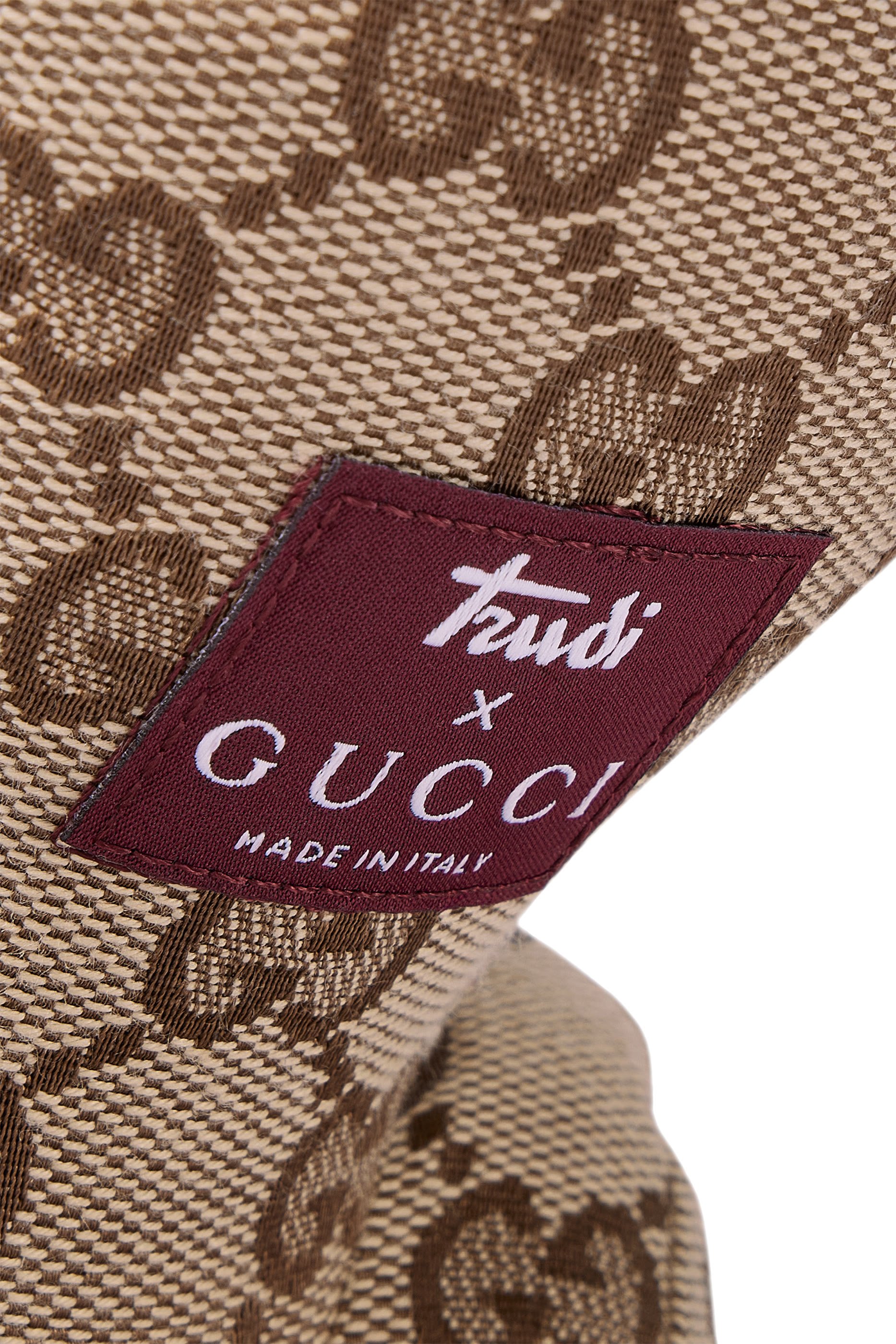 لعبة محشوة بتصميم كلب بنقشات حرفي شعار الماركة للأطفال