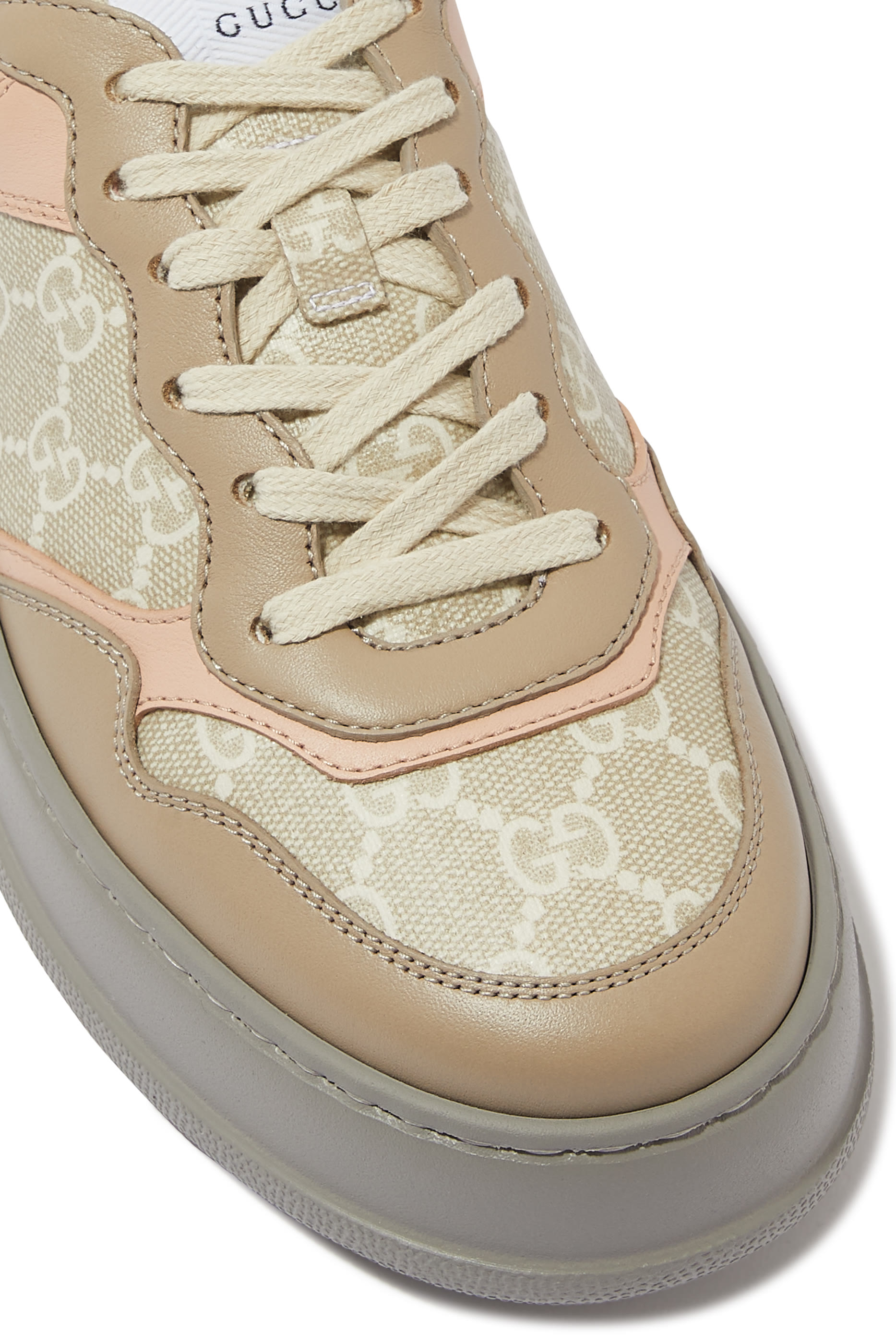 سنيكرز سوبريم بطبعة بشعار حرفي GG