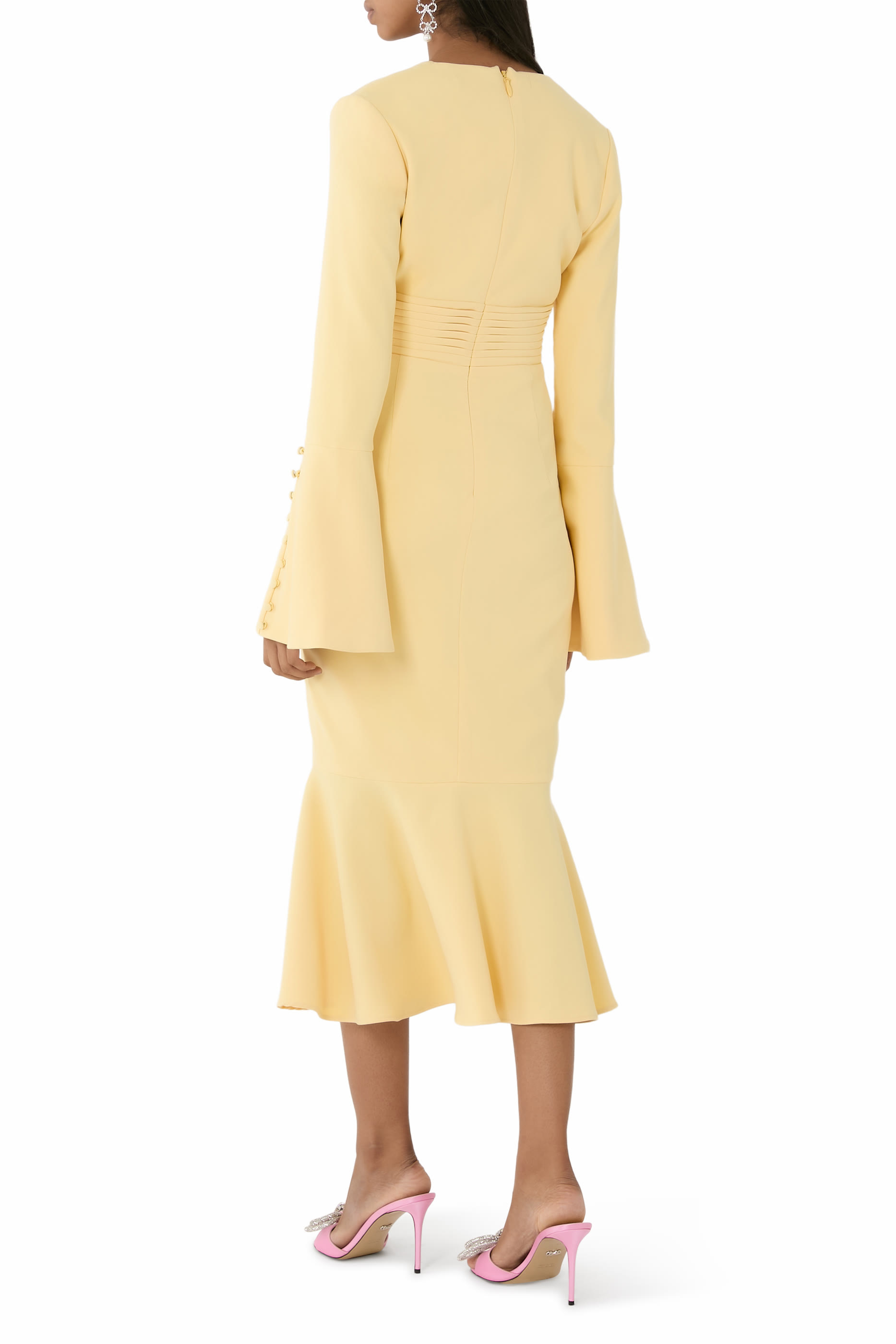 فستان سلمى بقصة متوسطة الطول بذيل السمكة وأكمام واسعة