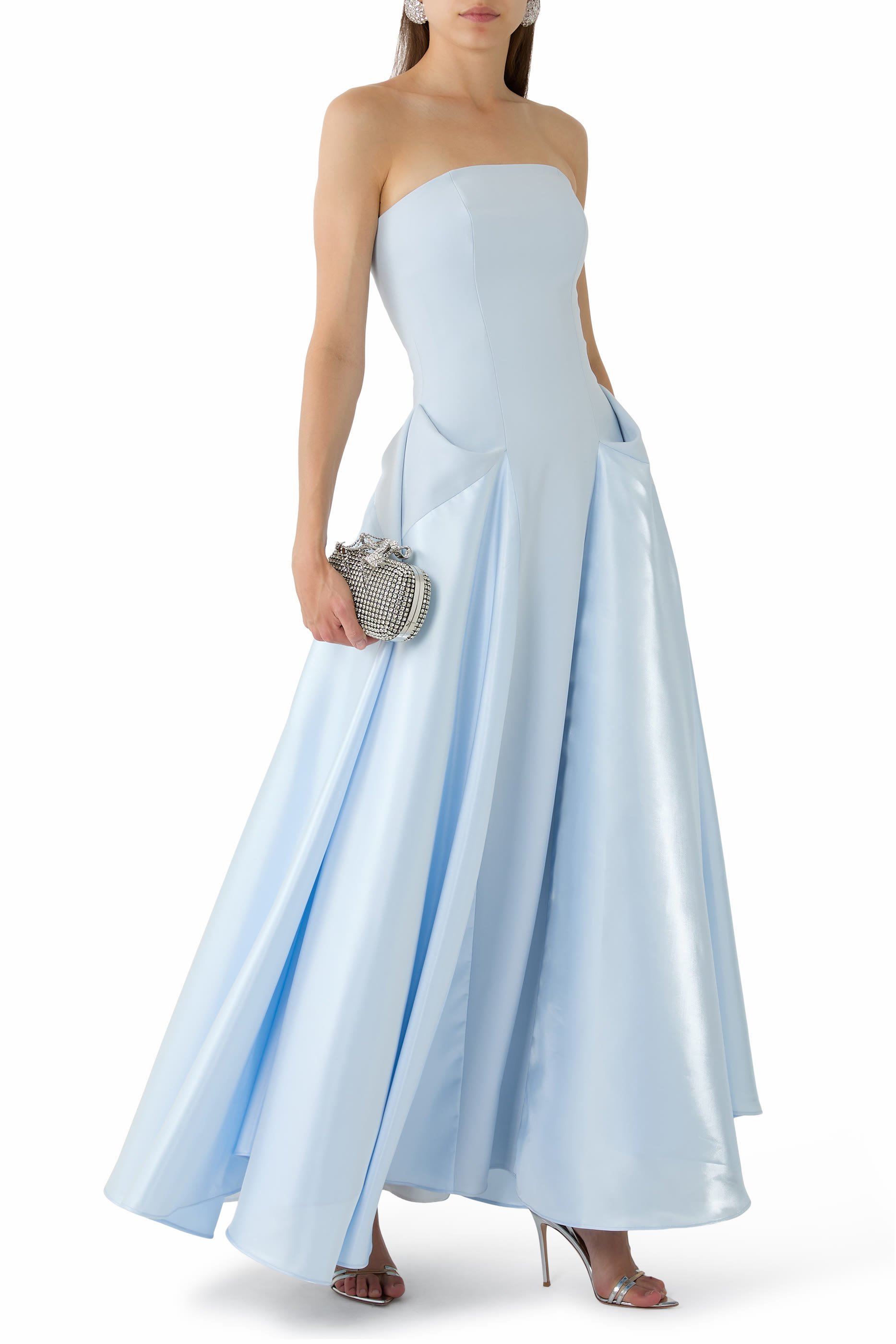 فستان سهرة بقصة واسعة بلا حمالات