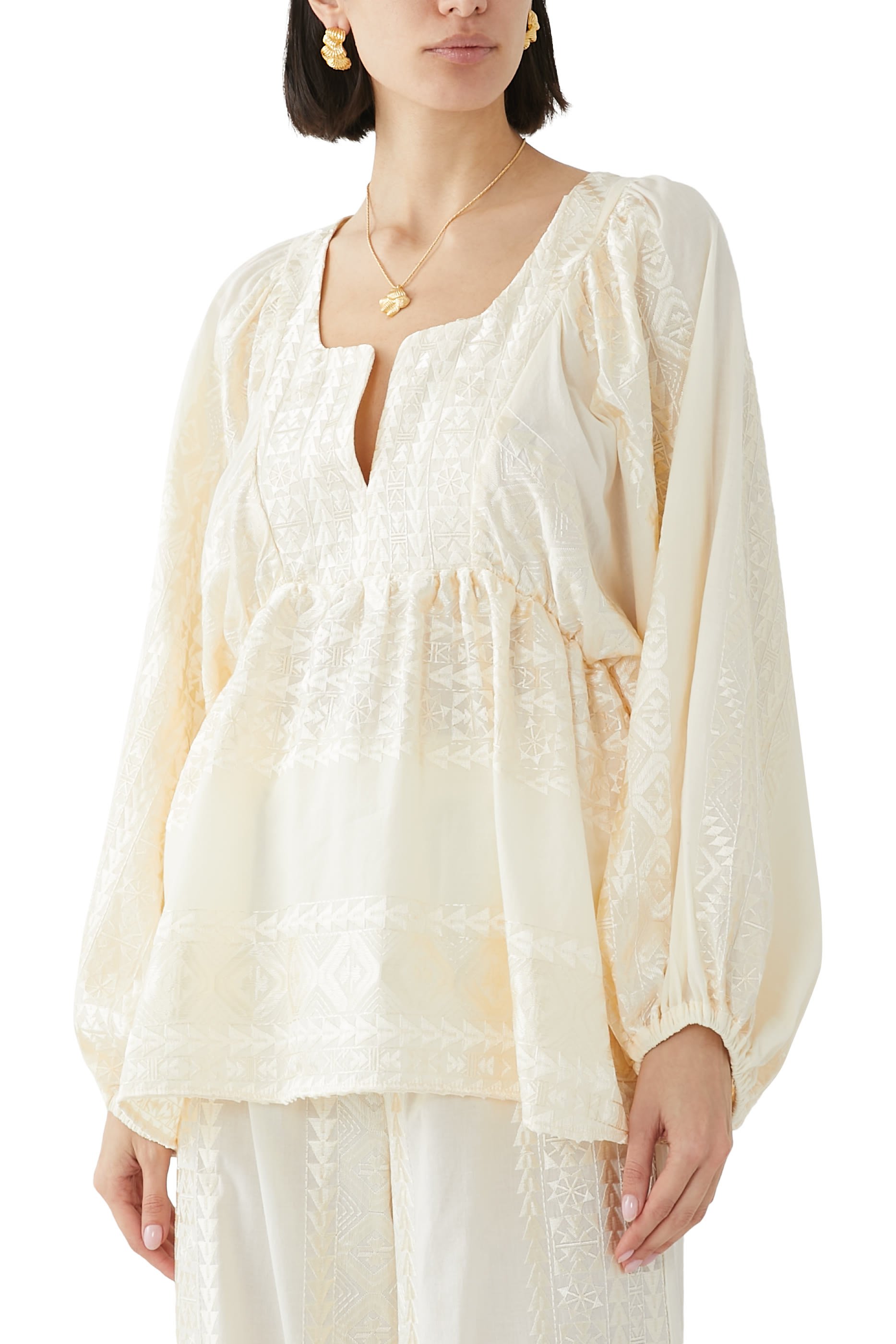 بلوزة بأكمام طويلة