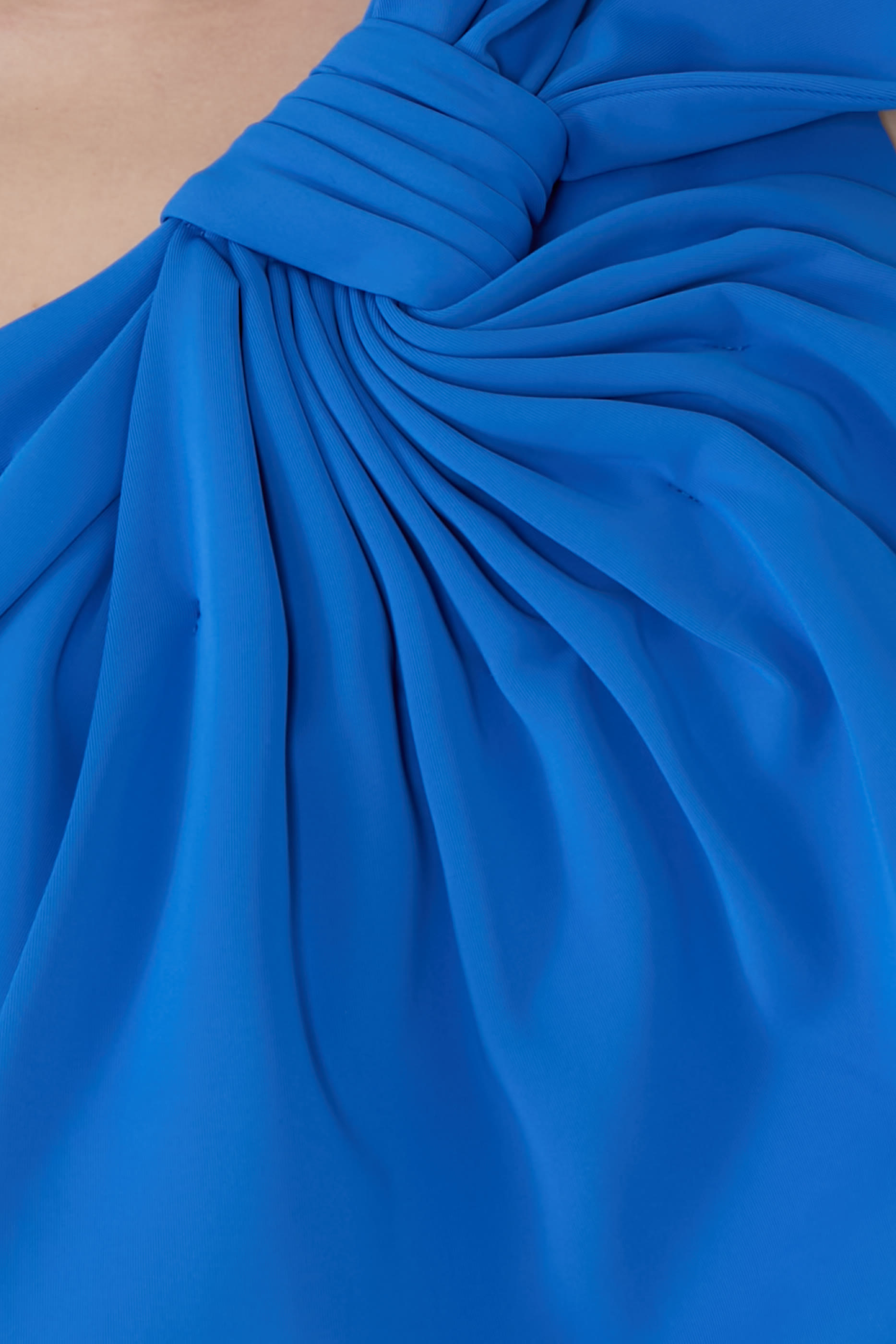 فستان سهرة بكتف مشكوف وفيونكة كبيرة