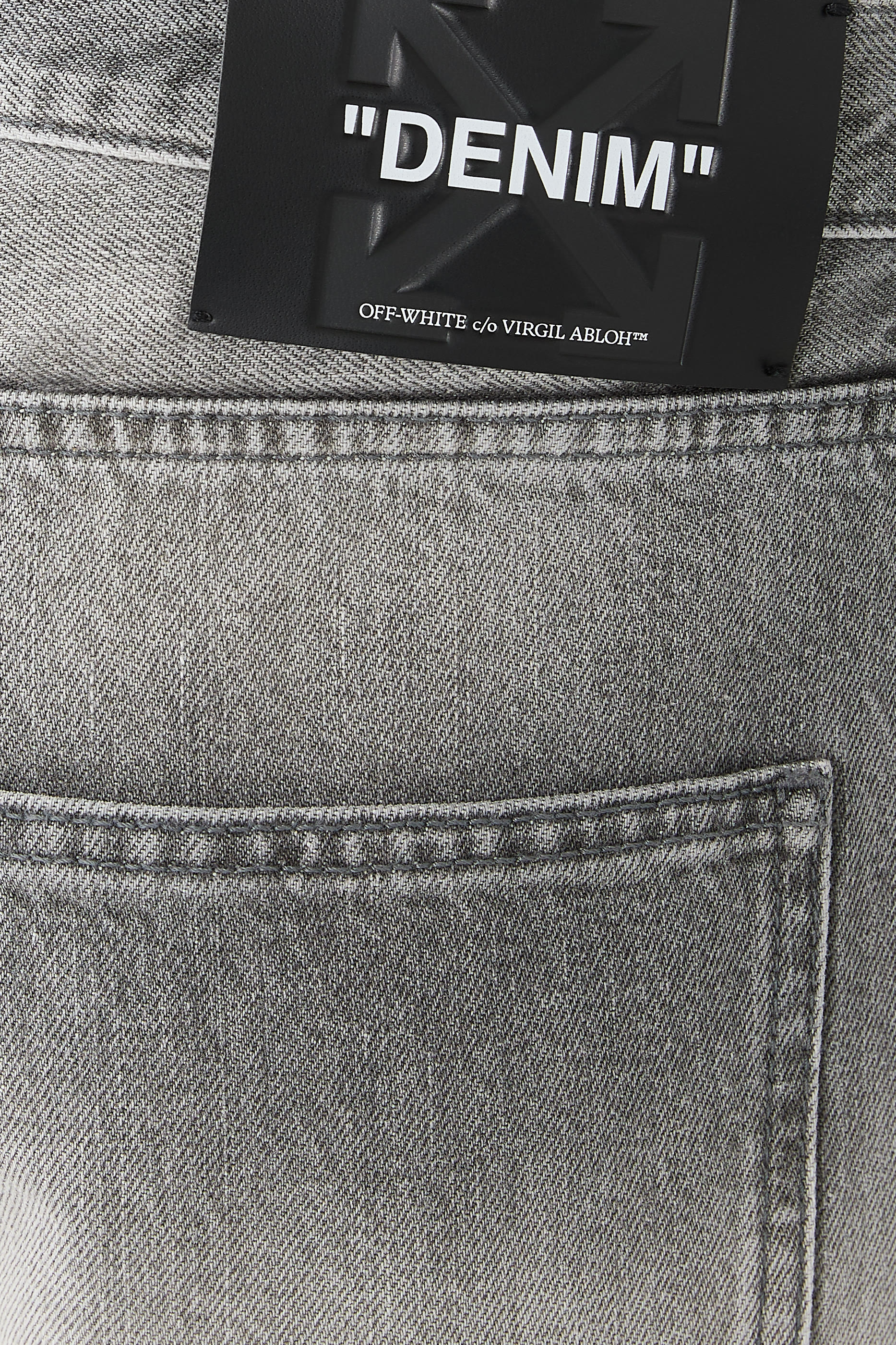 بنطال جينز بقصة ضيقة مريحة وخطوط مائلة مطرزة