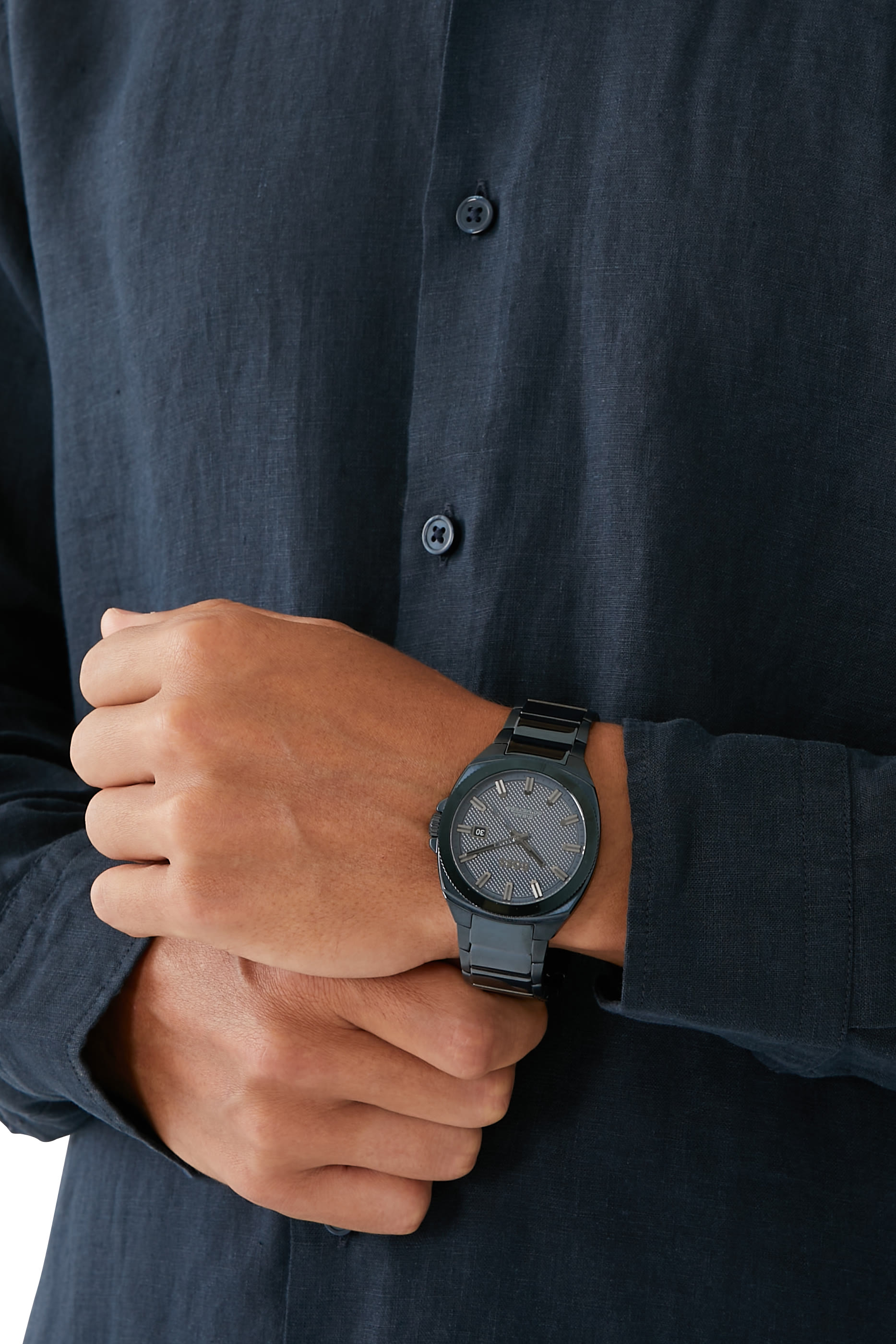 ساعة زرقاء بسوار بحلقات