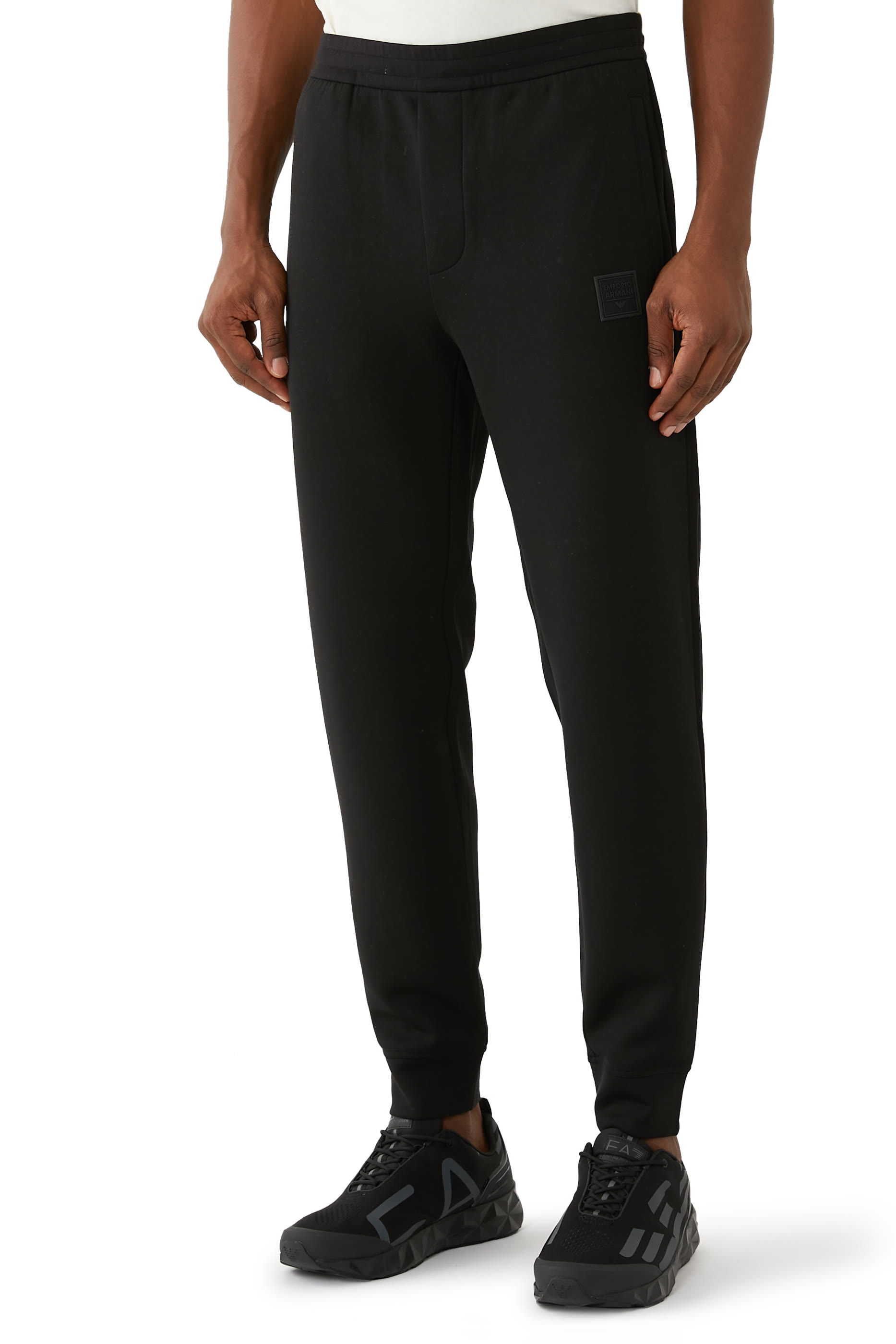 بدلة رياضية بشعار الماركة