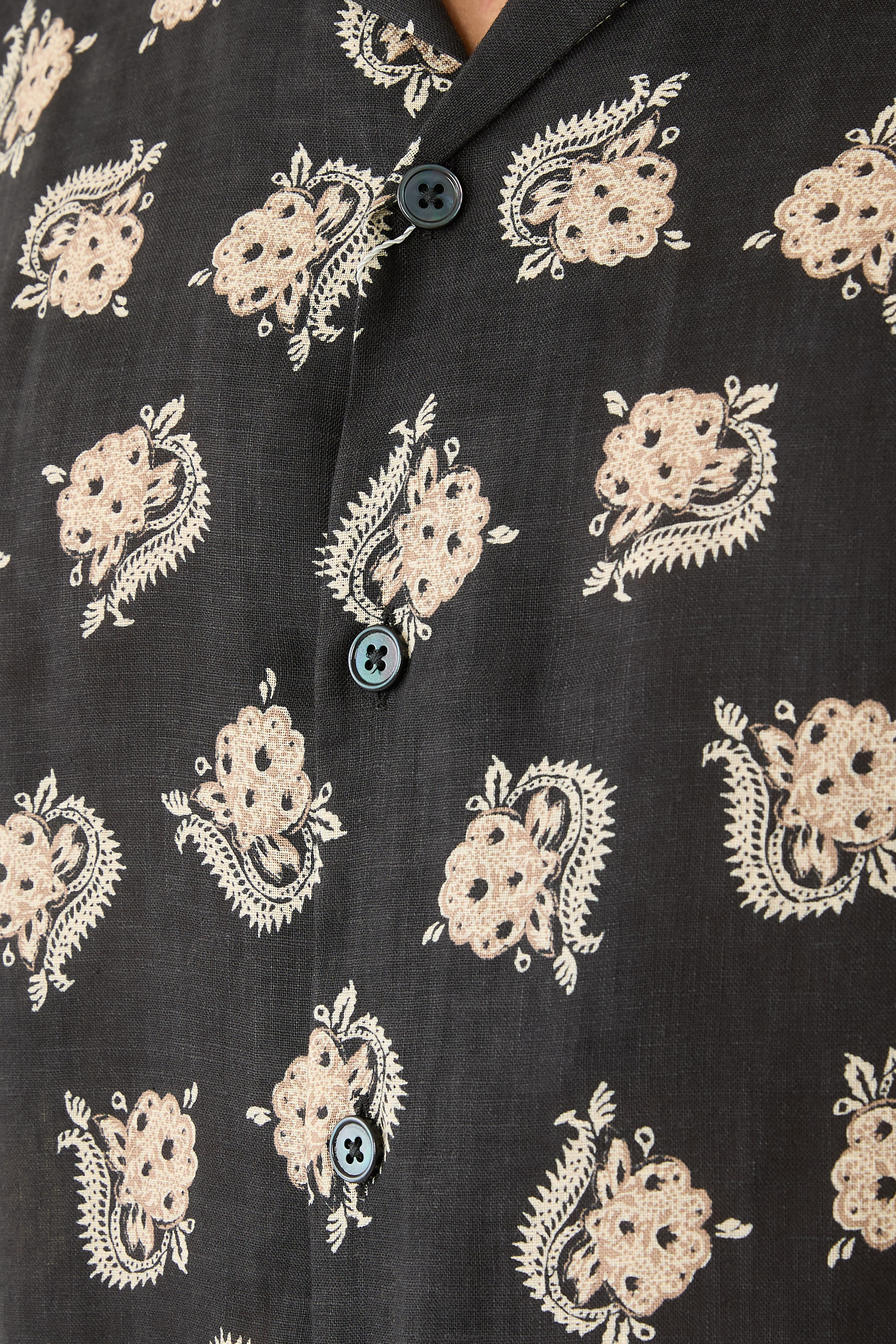 قميص بياقة مطوية ونقشة كتان