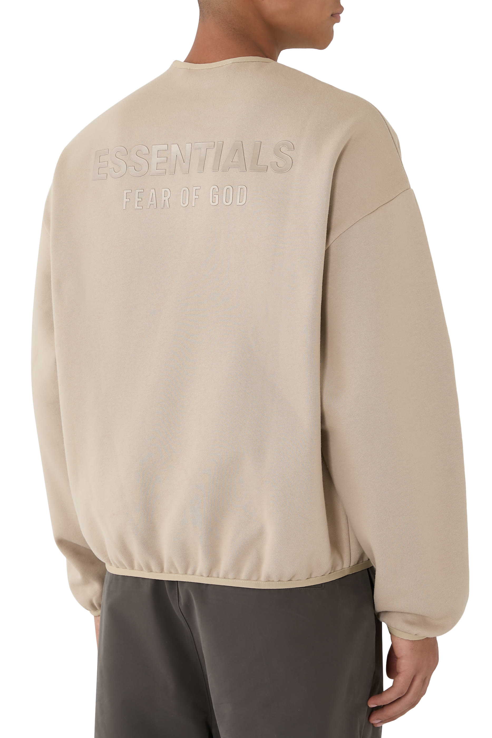 سويت شيرت بياقة ضيقة وقصة عصرية صوف