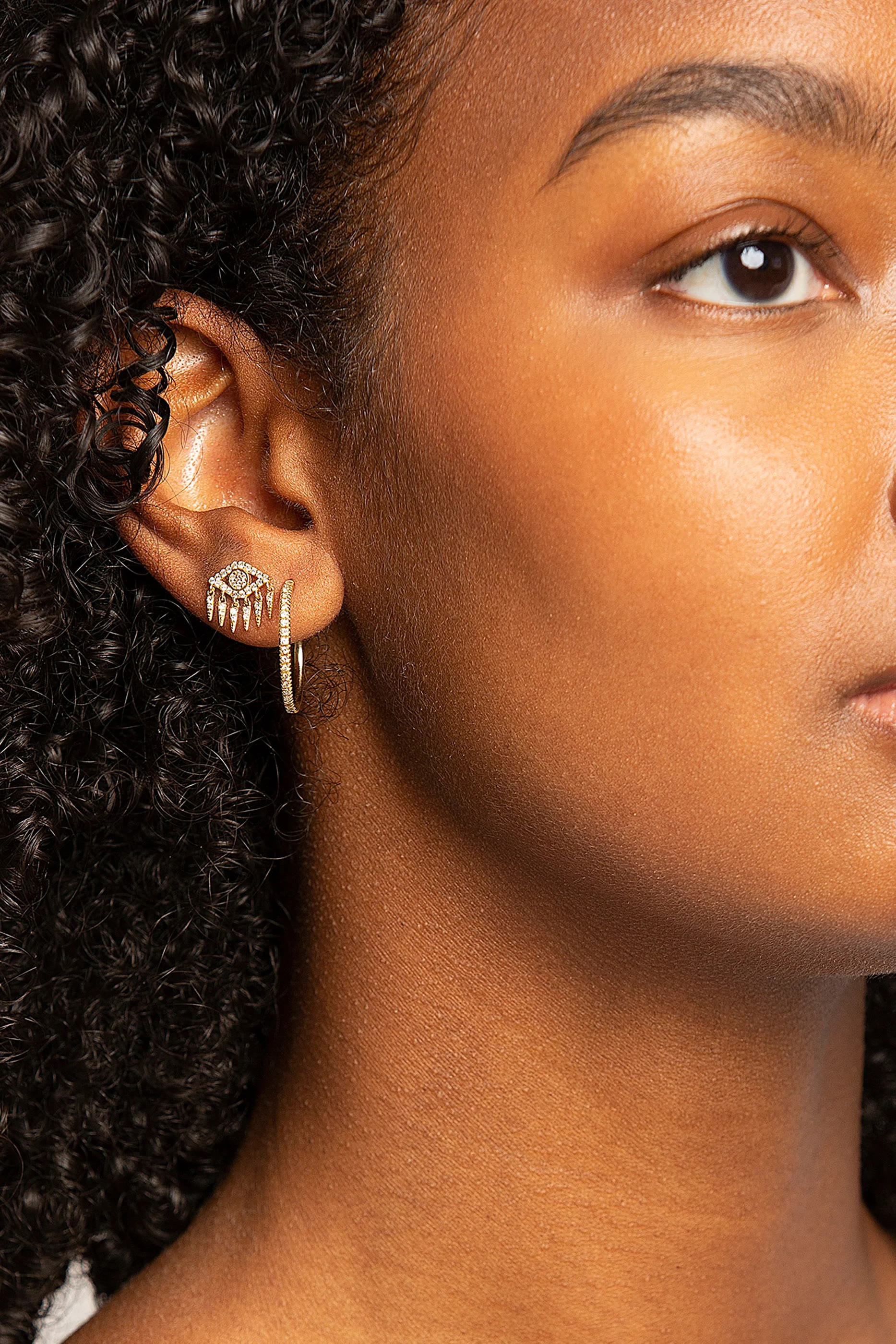 قرط بحافة مرصعة بالماس بتصميم عين حسود