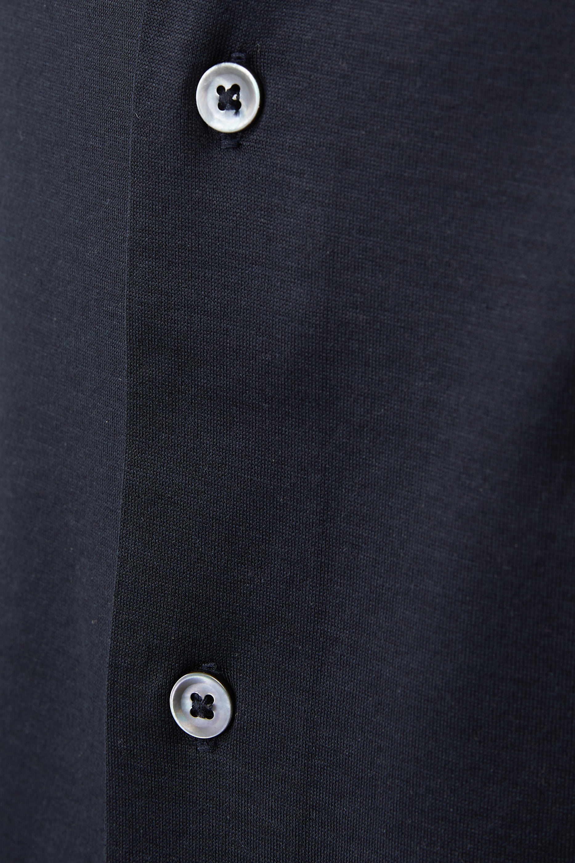 قميص بأكمام طويلة