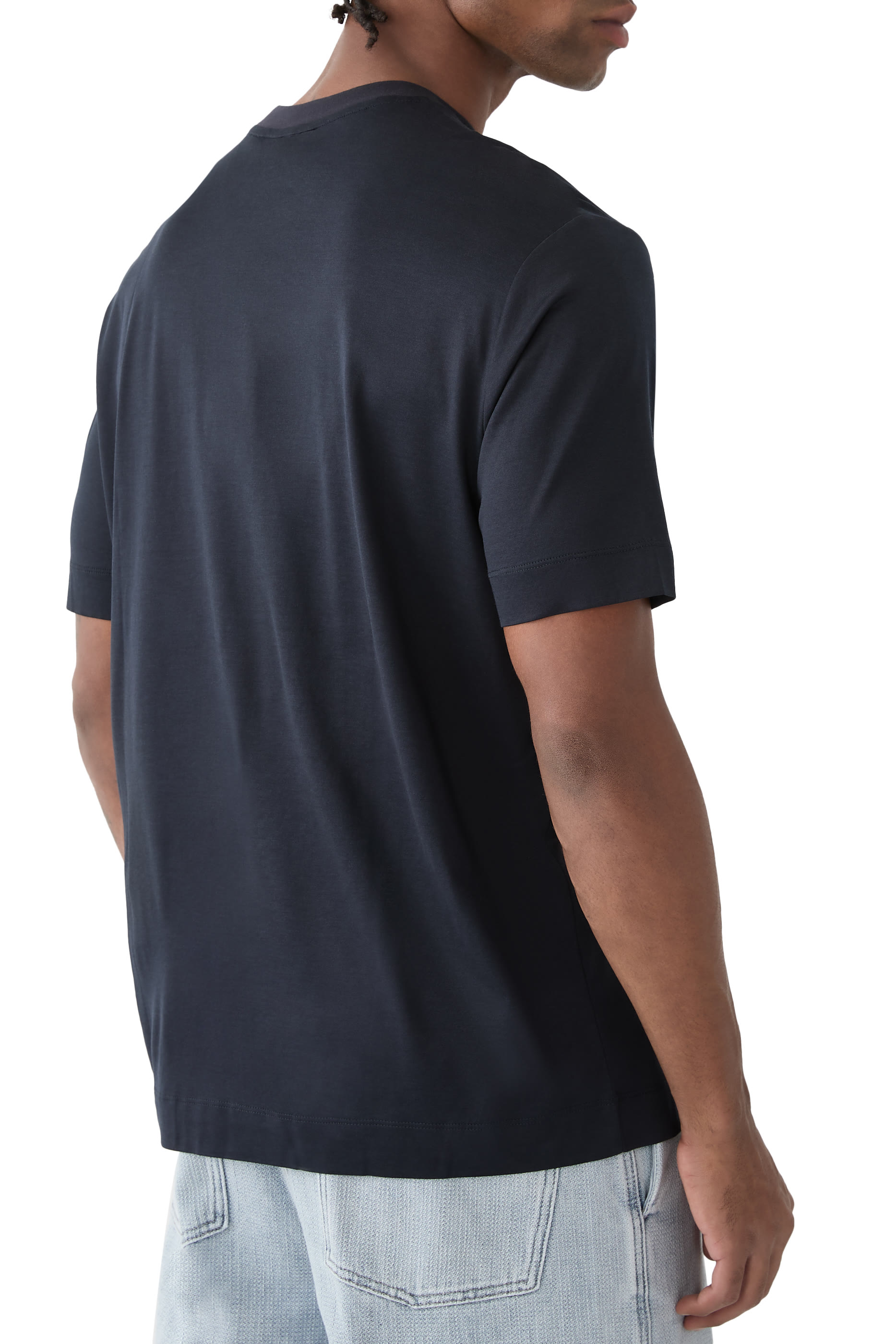 تيشيرت بأكمام قصيرة وشعار الماركة