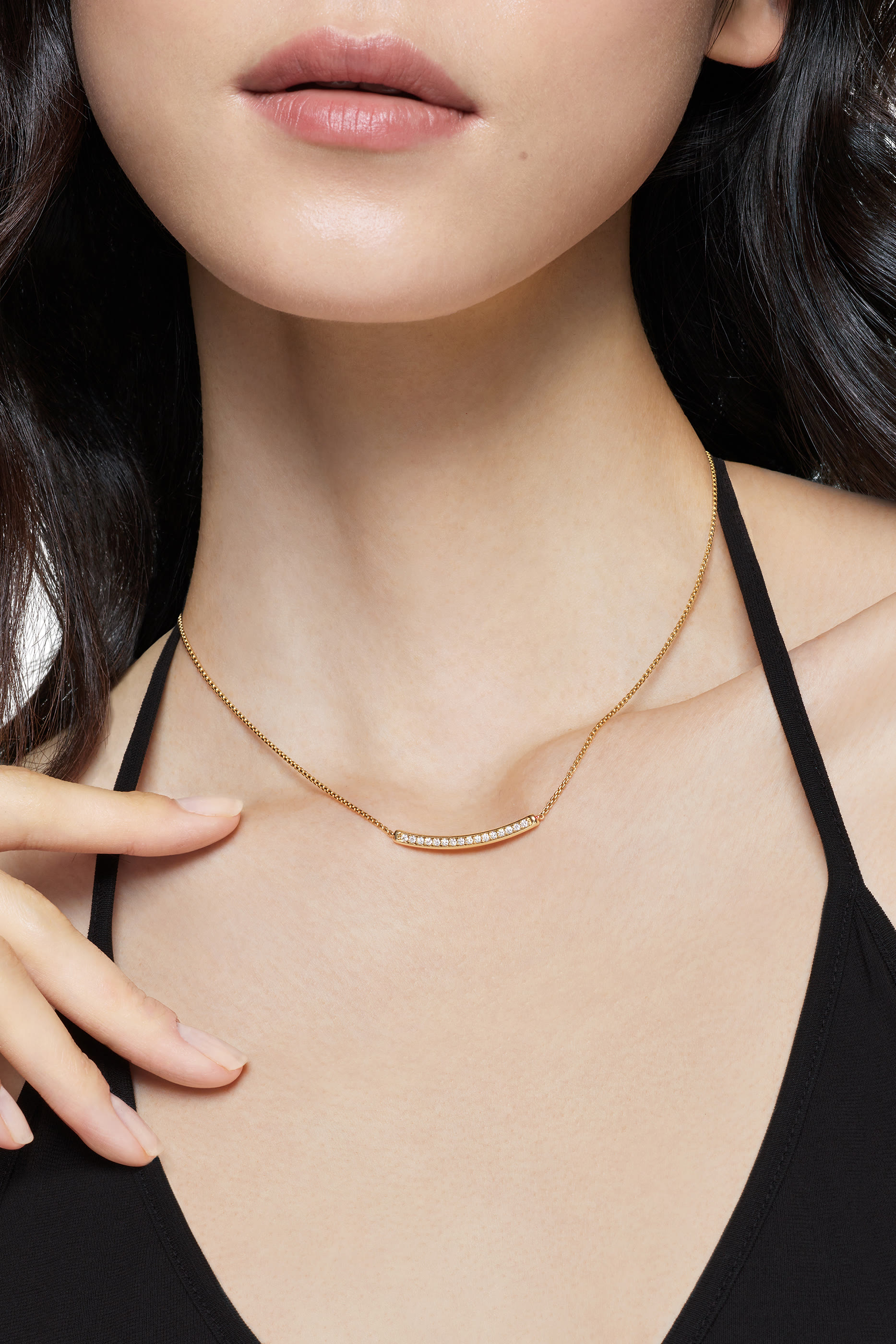 قلادة بيتيت بدلاية عمود مرصعة بماس بافيه ذهب أصفر عيار 18