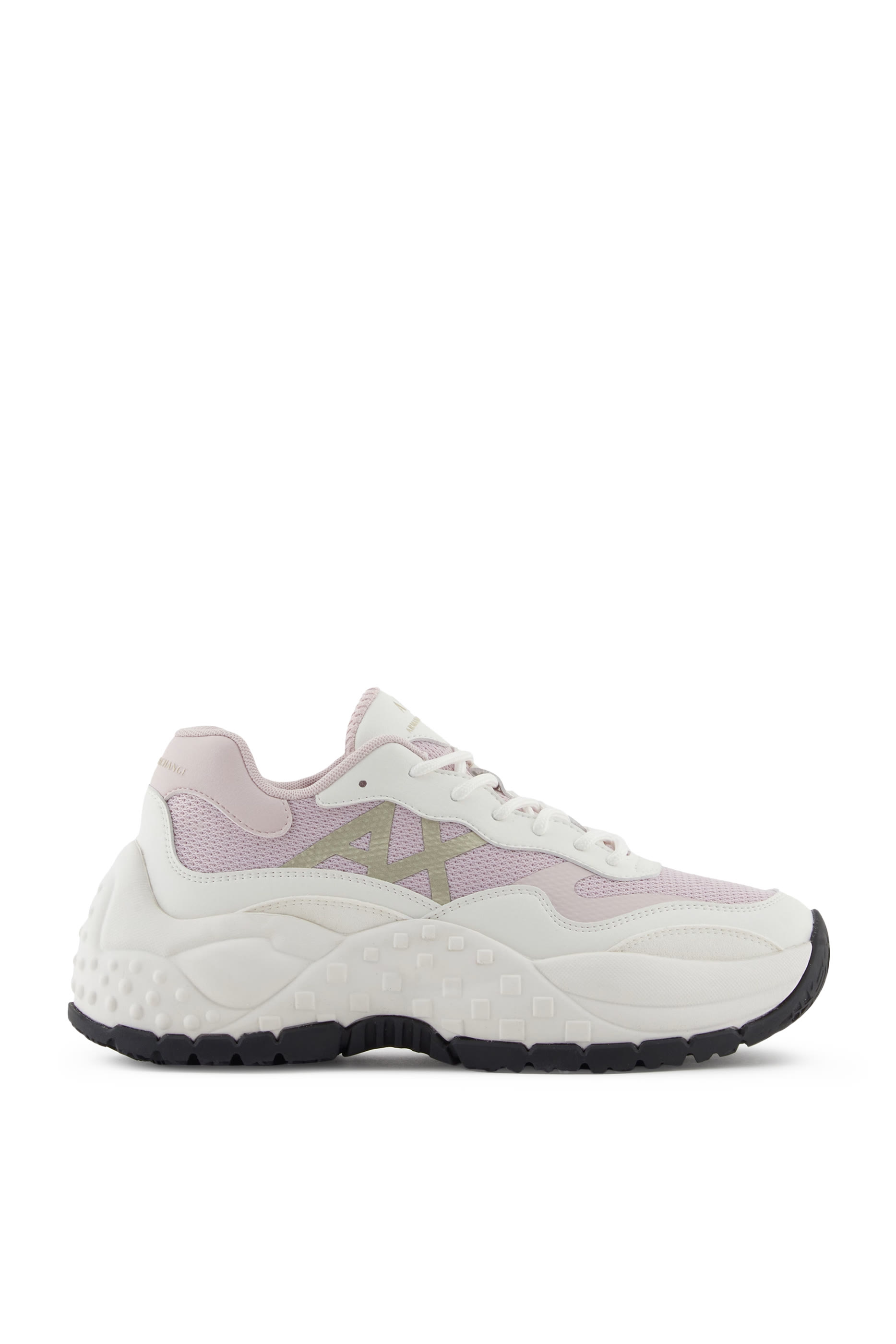 سنيكرز بنعل سميك وشعار الماركة