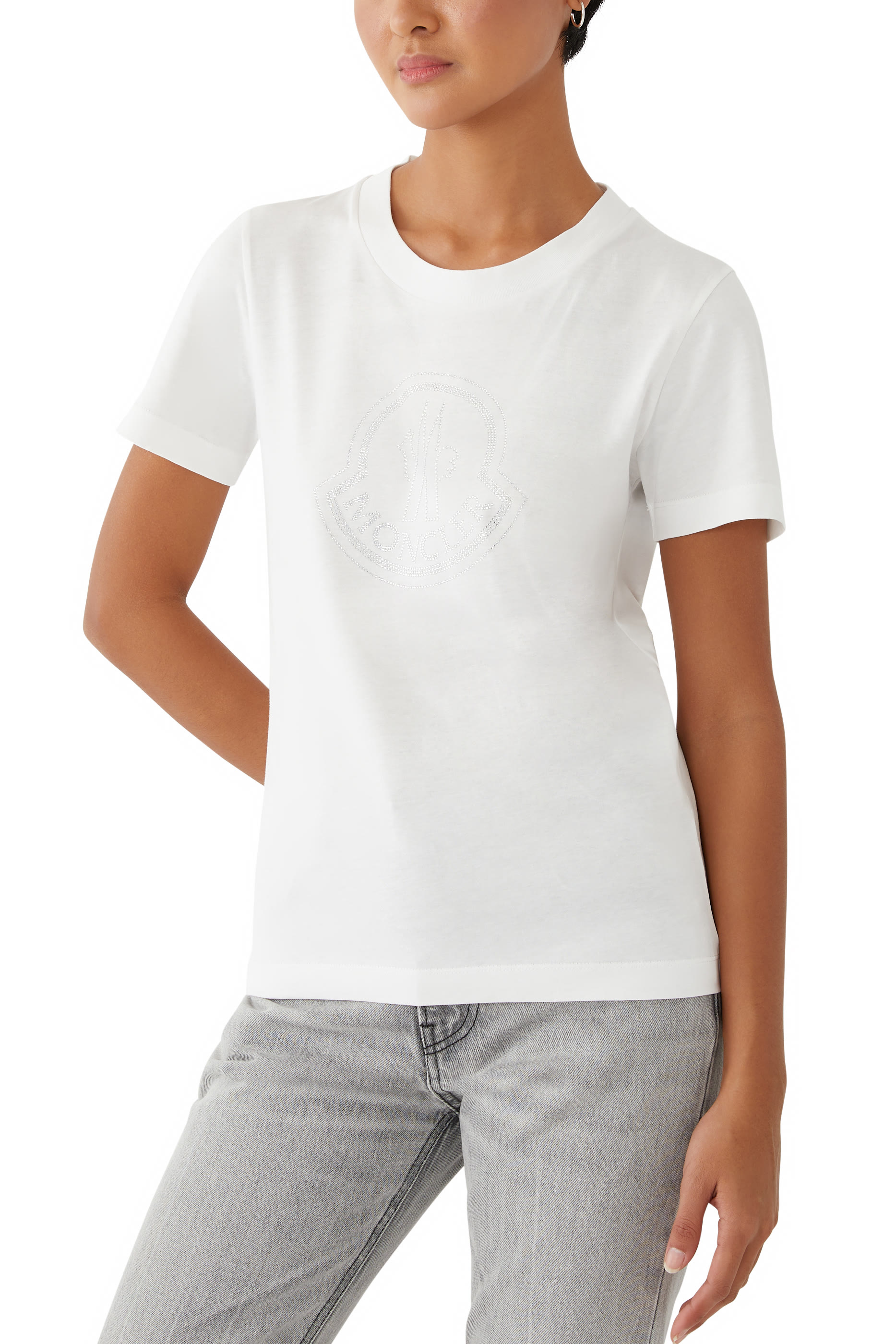 تيشيرت بأكمام قصيرة وشعار الماركة