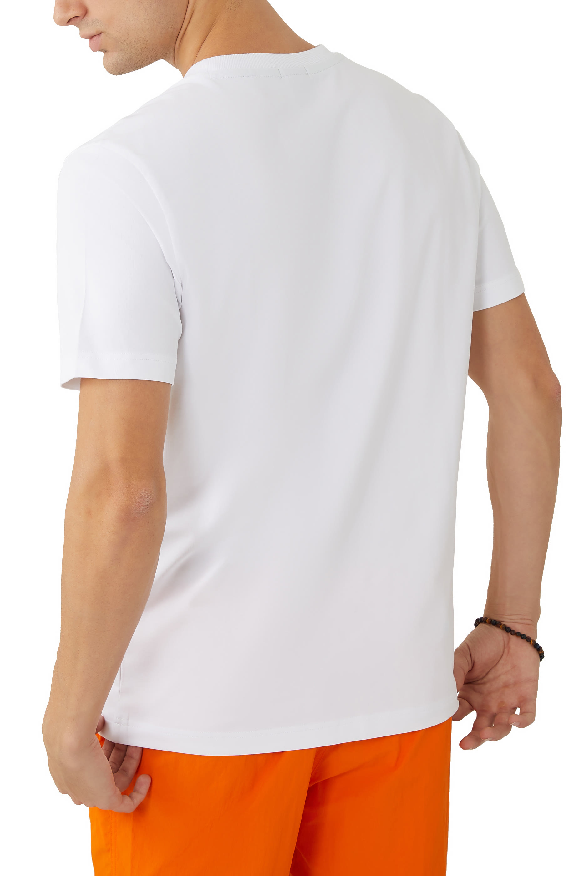 تيشيرت بطبعات شعار صغير