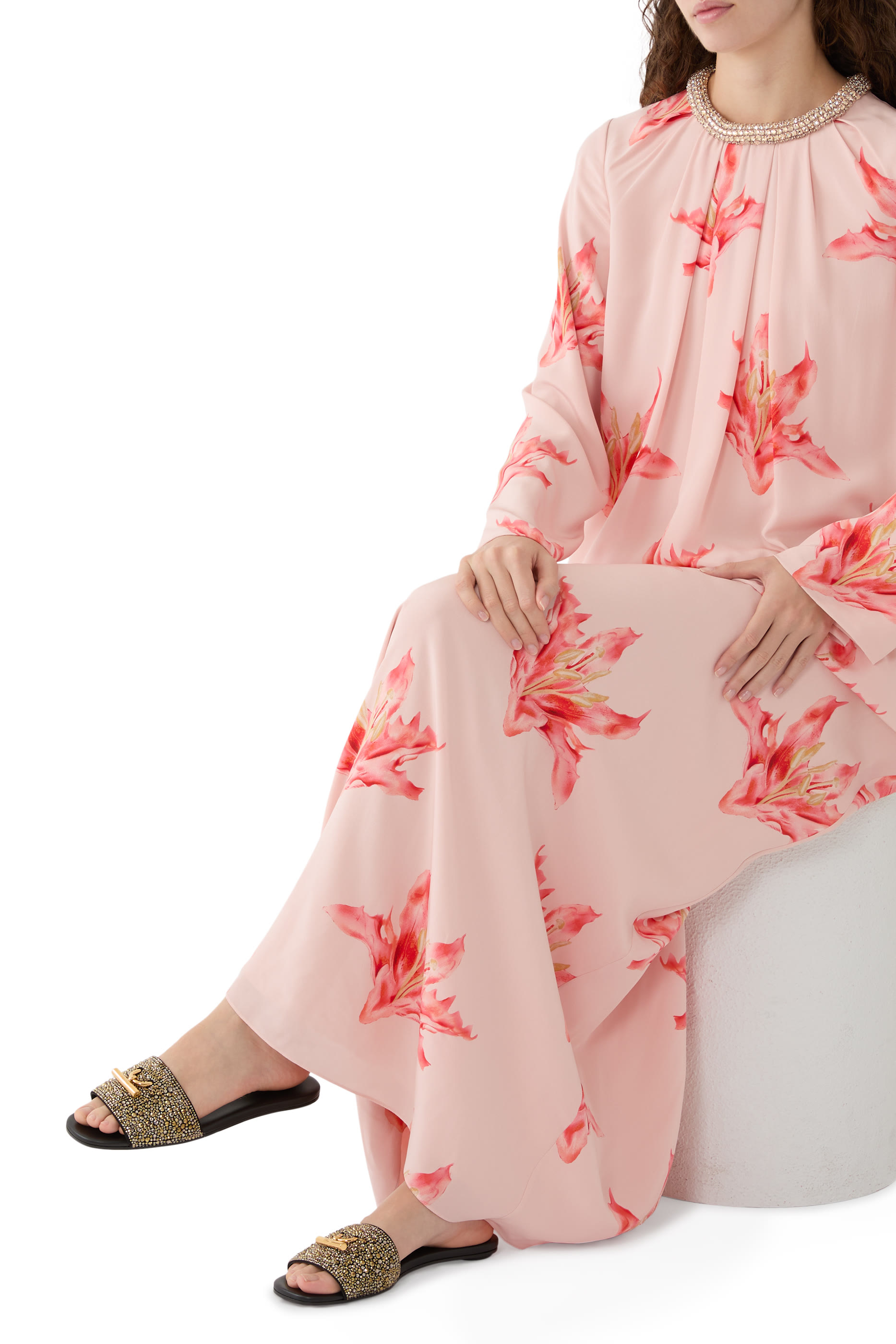 صندل مزين بأحجار بحلية على شكل حرف T